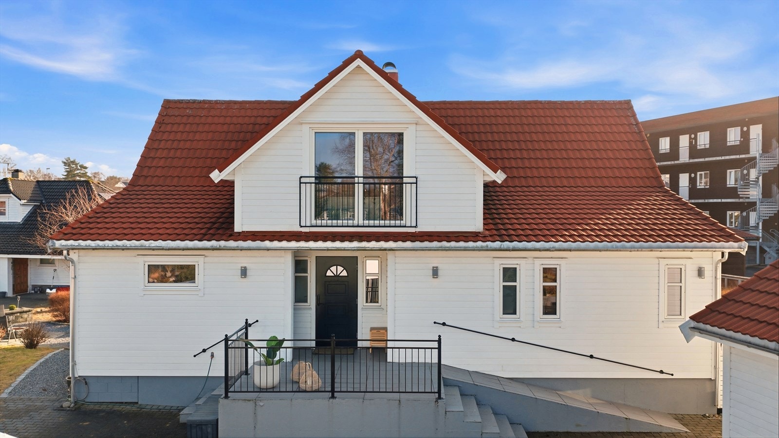 Her bor man i et etablert familienabolag med umiddelbar nærhet til alt man kan trenge i hverdagen! Galleribilde