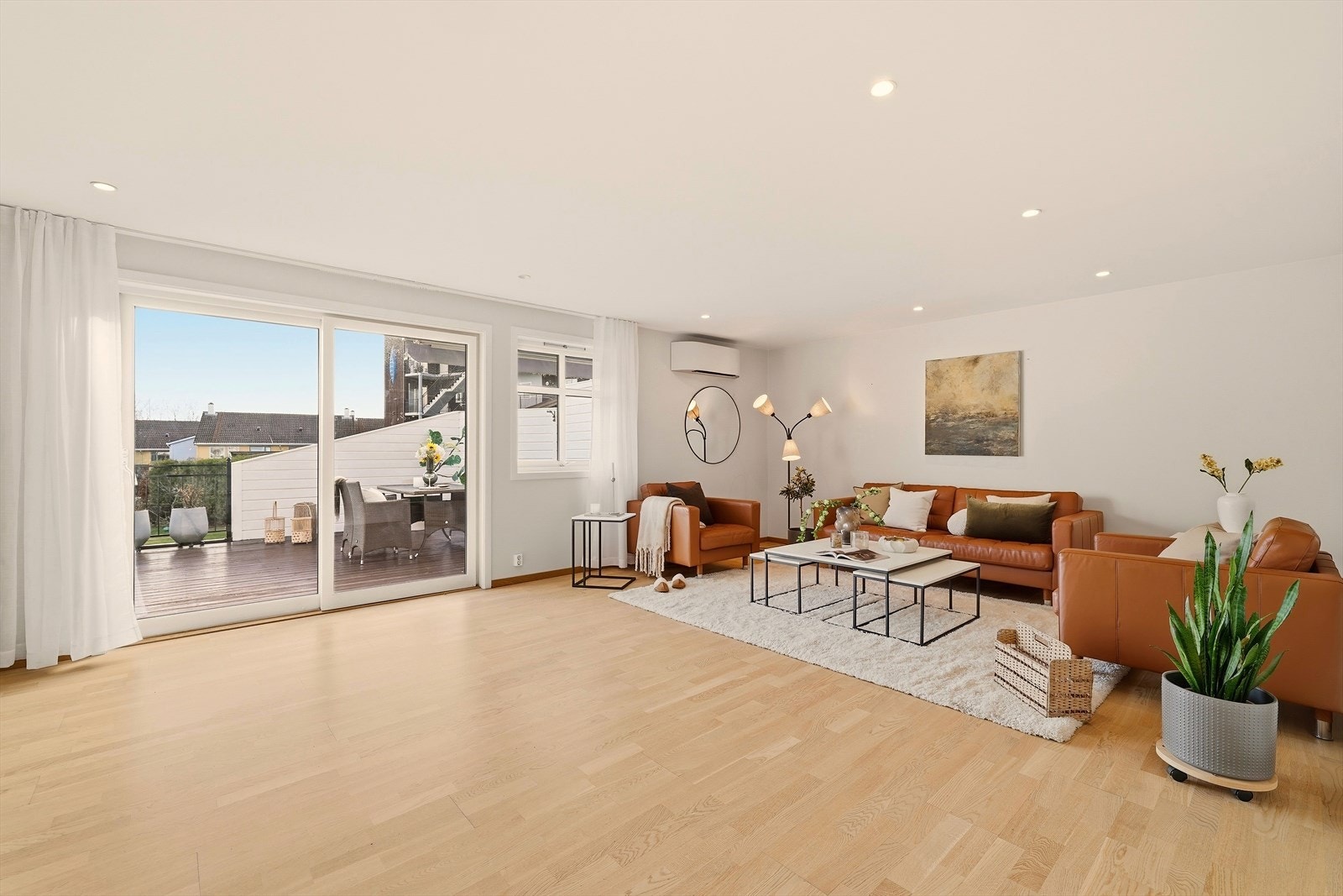 Store vindusflater gir rikelig med dagslys og skaper en luftig atmosfære. Galleribilde