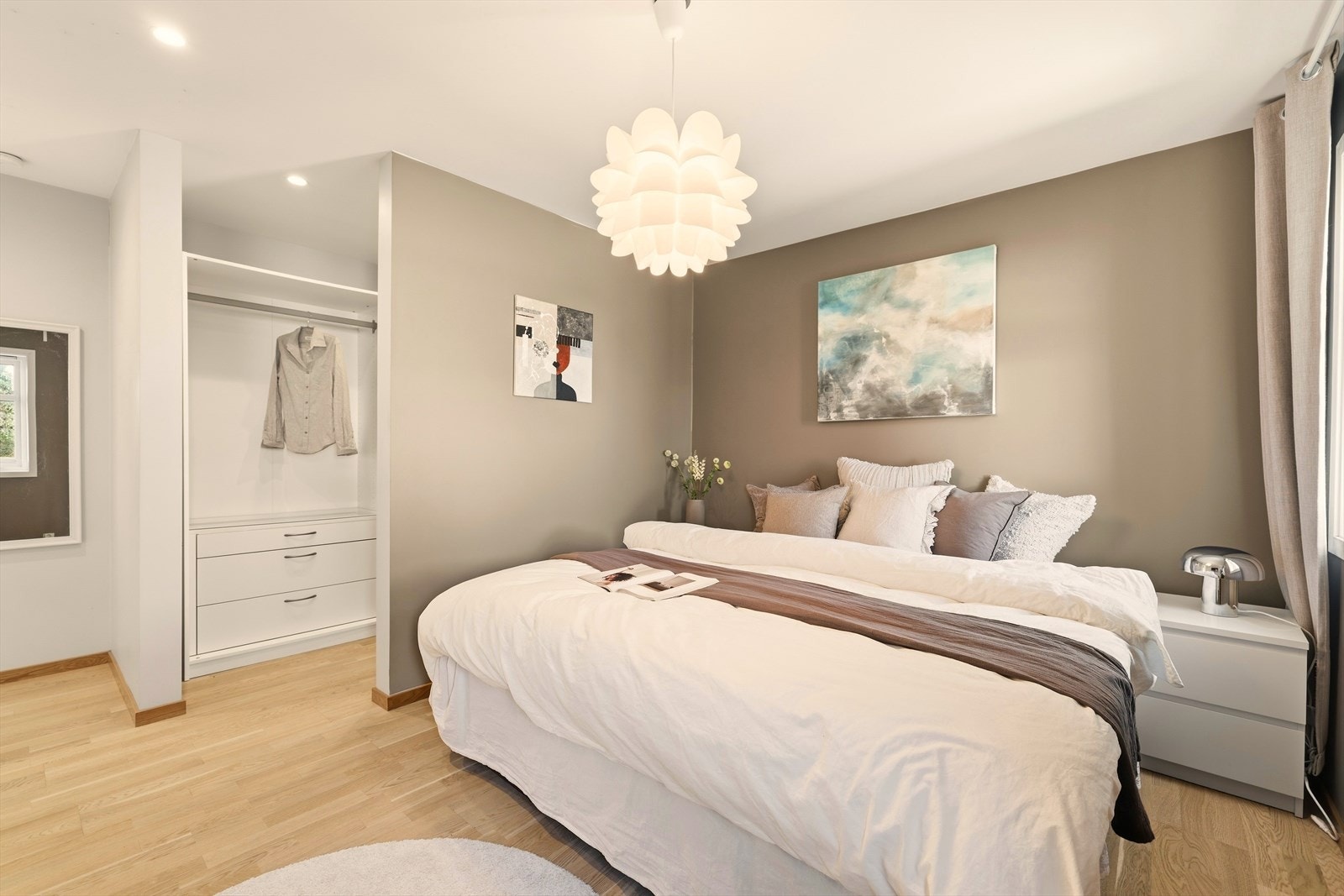 Her er for øvrig god plass til stor seng. Galleribilde