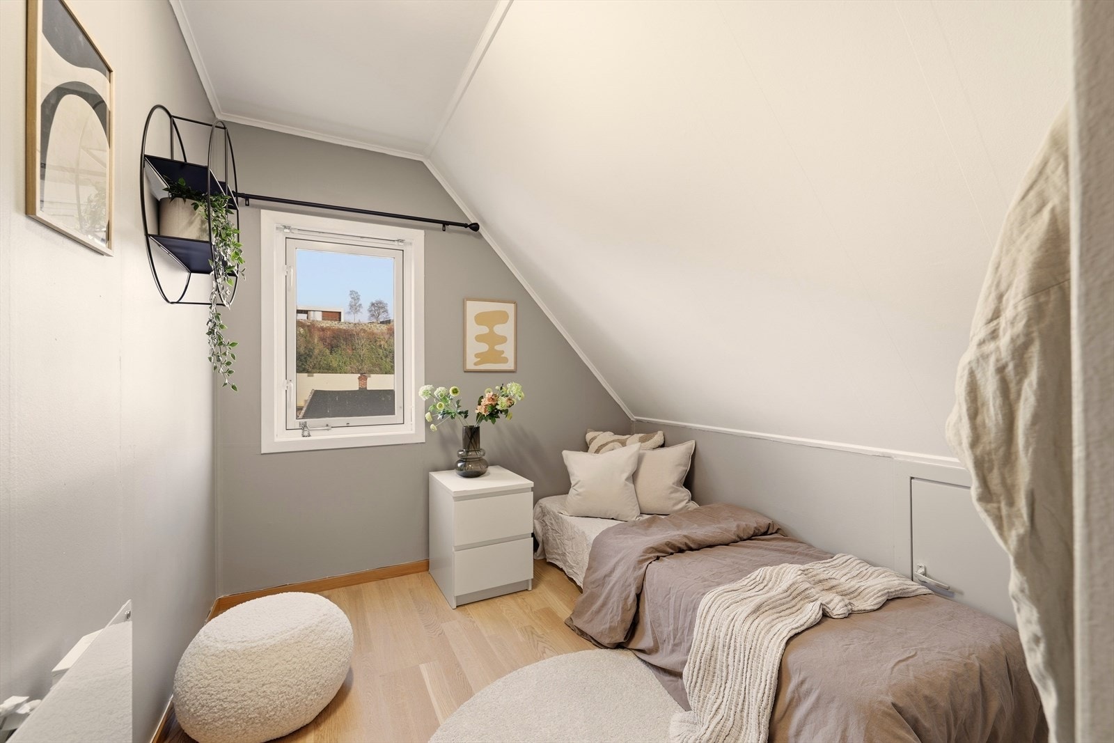 Begge rommene har plass til seng og kommode. Galleribilde