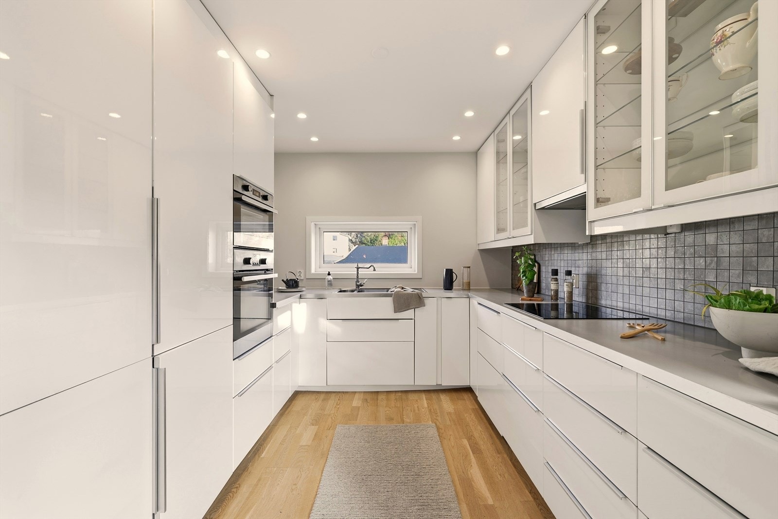 Kjøkkenet er utstyrt med følgende integrerte hvitevarer: stekeovn, mikrobølgeovn, induksjonsplatetopp, oppvaskmaskin og 2 stk kjøleskap med frysedel. Galleribilde