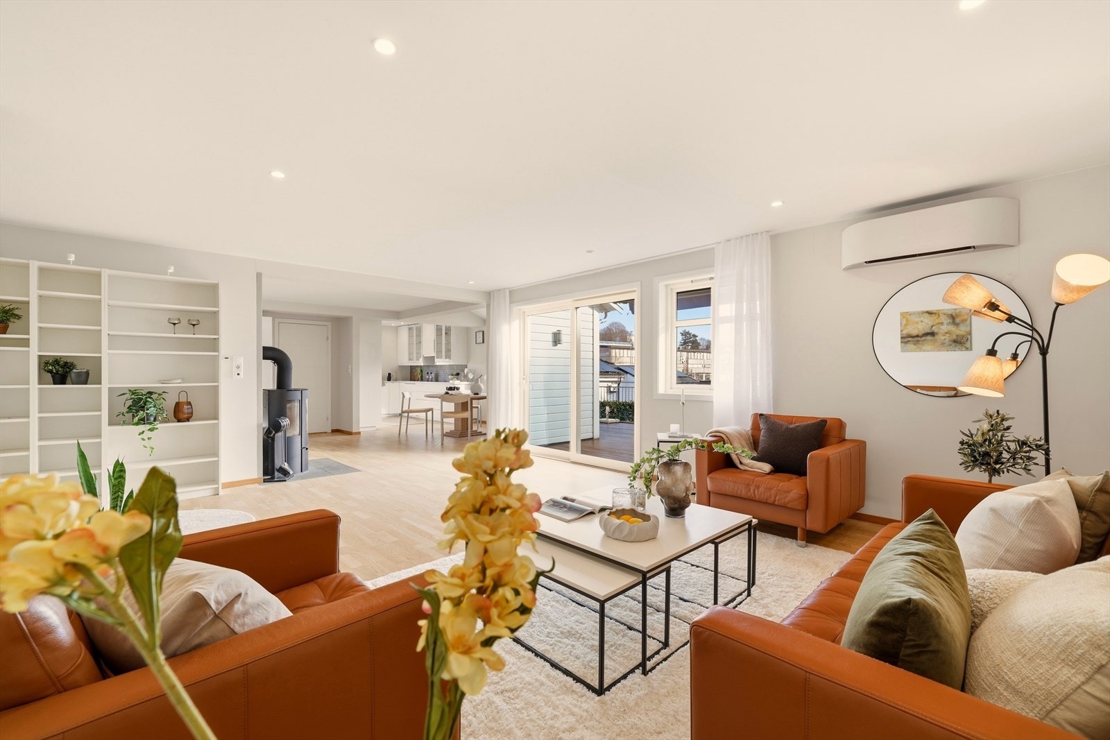 I stuen er det lunt og godt med både peis og varmepumpe. Galleribilde