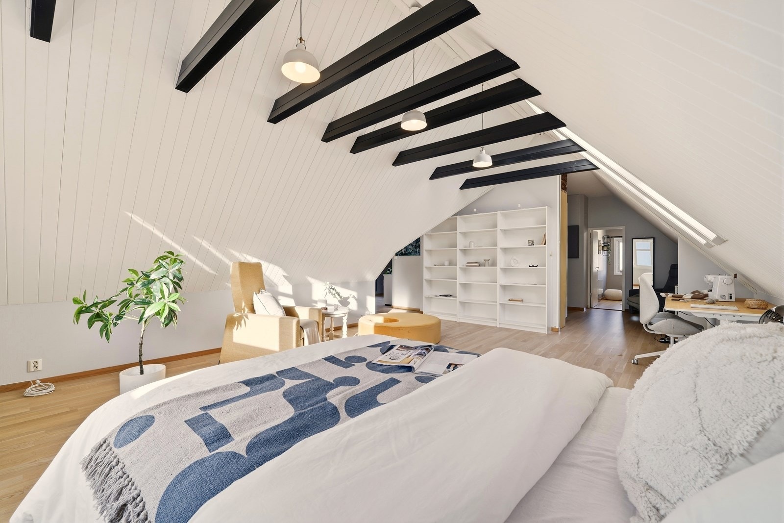 Rommet er per i dag innredet med gjesteseng og kontor. Galleribilde