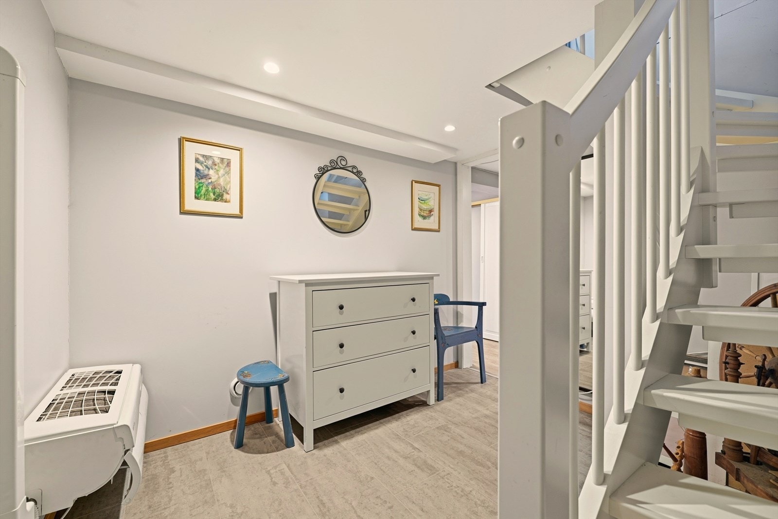 Underetasjen inneholder bi-inngang, gang, gang/garderobe, toalettrom, 2 hobbyrom og 2 boder. Galleribilde