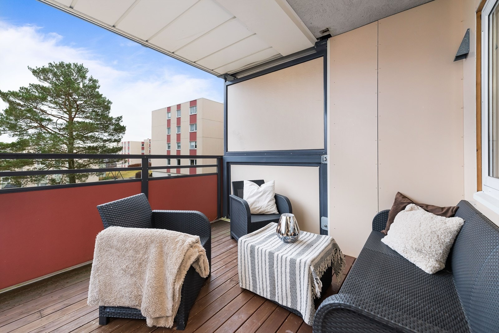 Stor og overbygd altan som er blitt utvidet. Galleribilde