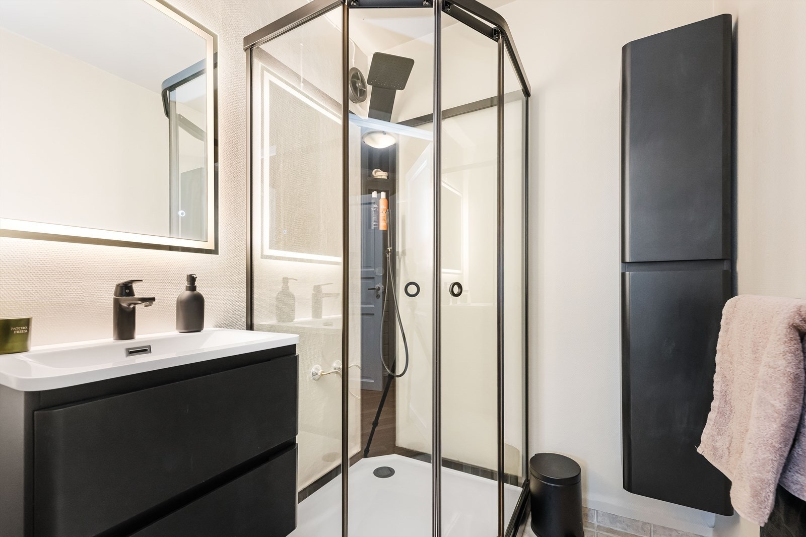 Bad med moderne detaljer og dusjkabinett! Galleribilde