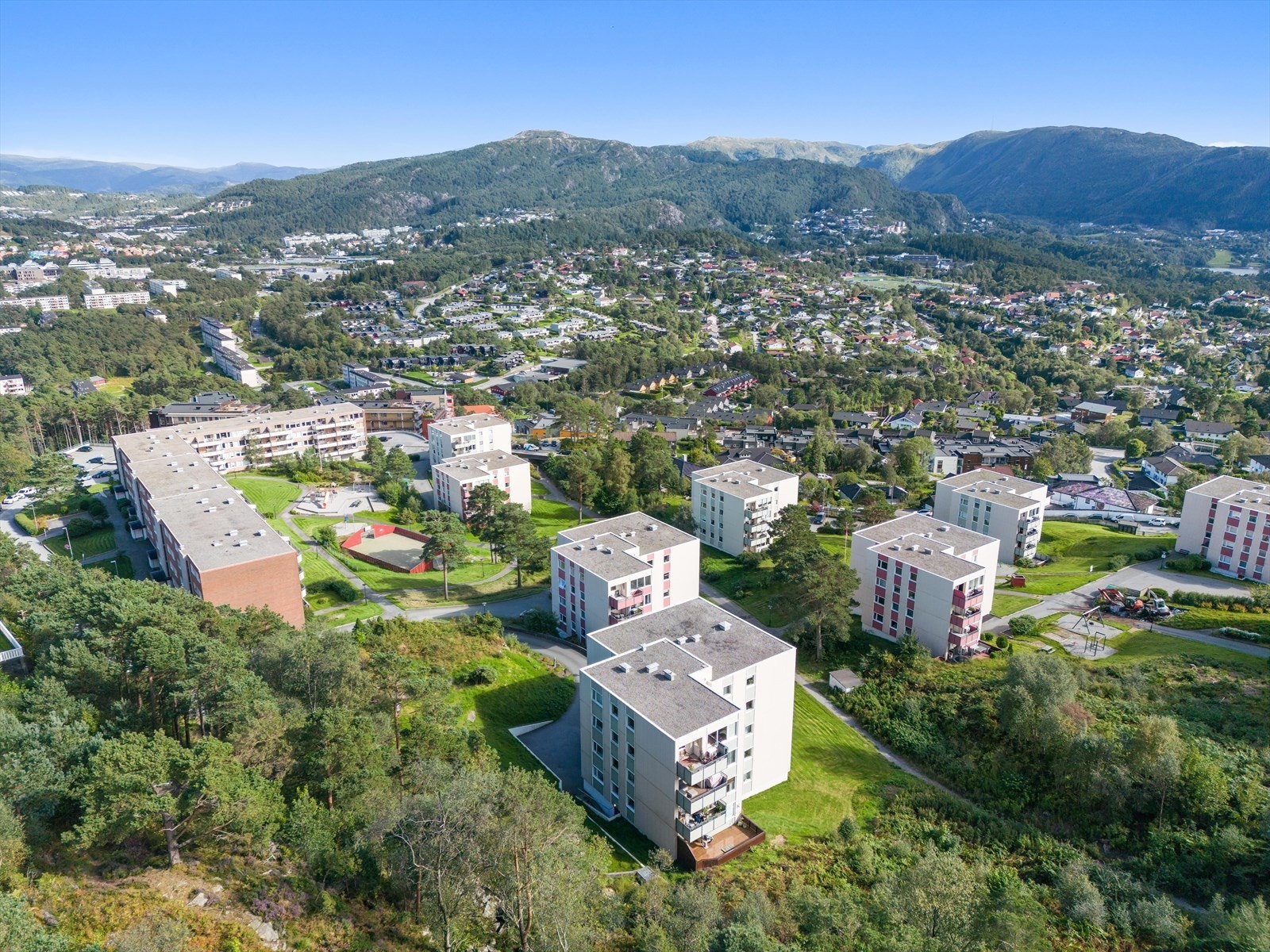 Boligen er omringet av naturskjønne omgivelser! Galleribilde