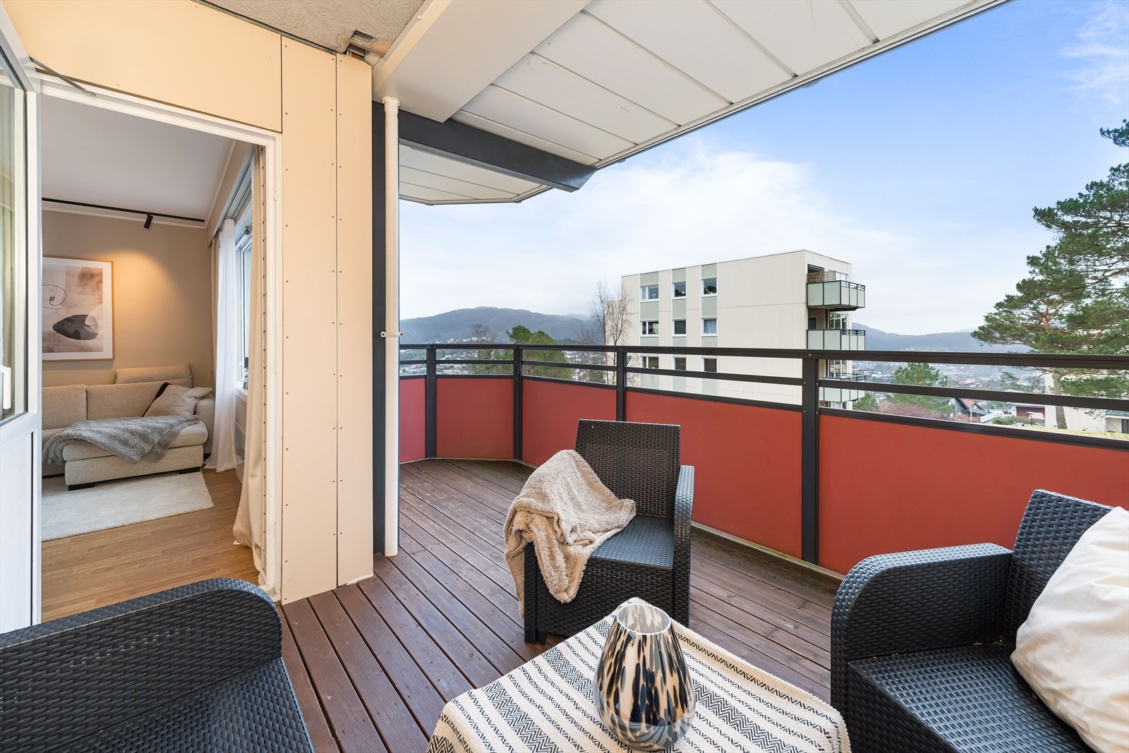 Flott balkong med overbygd tak som gjør den tilgjengelig året rundt! Galleribilde