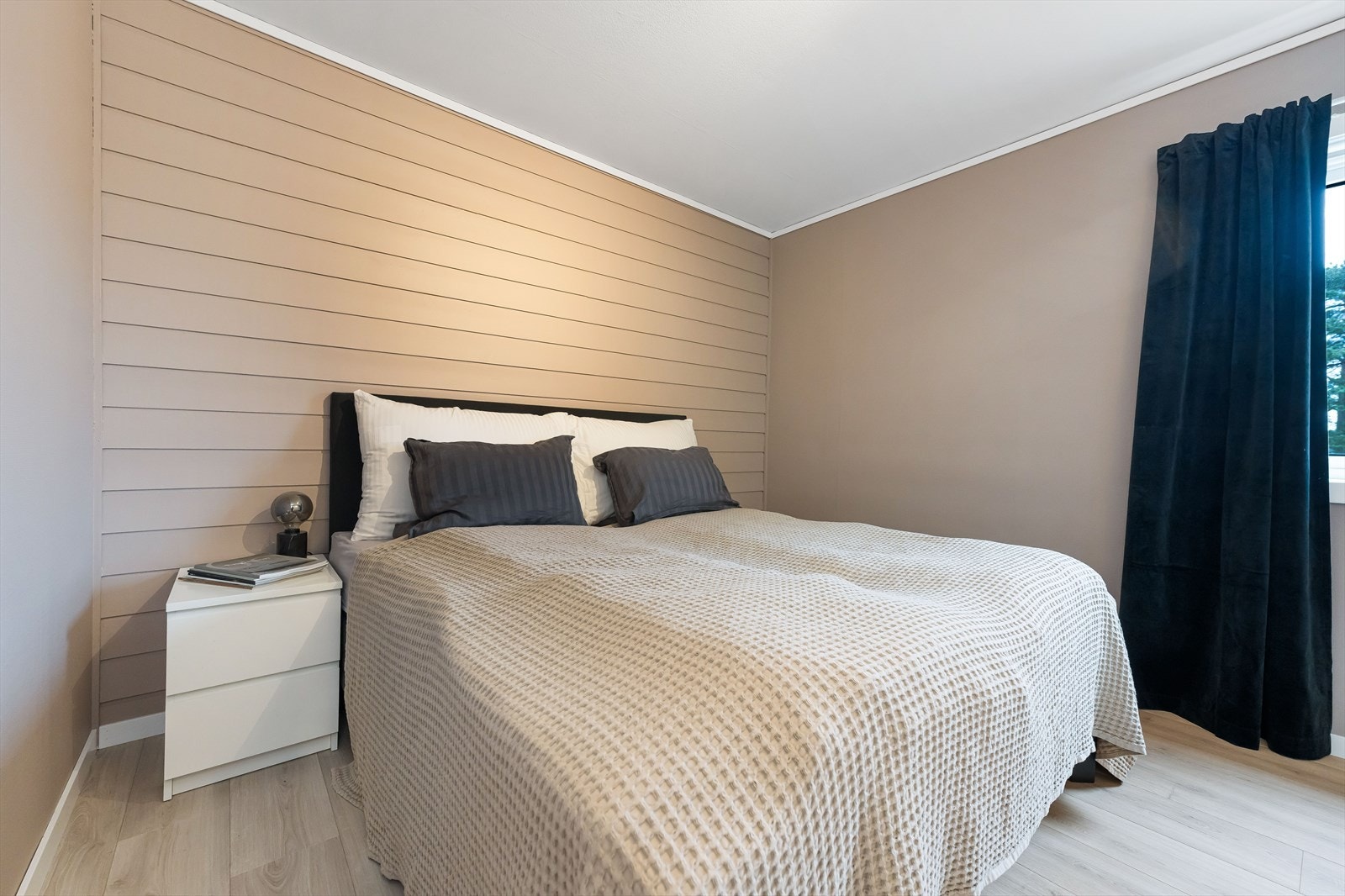 Stort hovedsoverom med god plass til dobbeltseng. Galleribilde