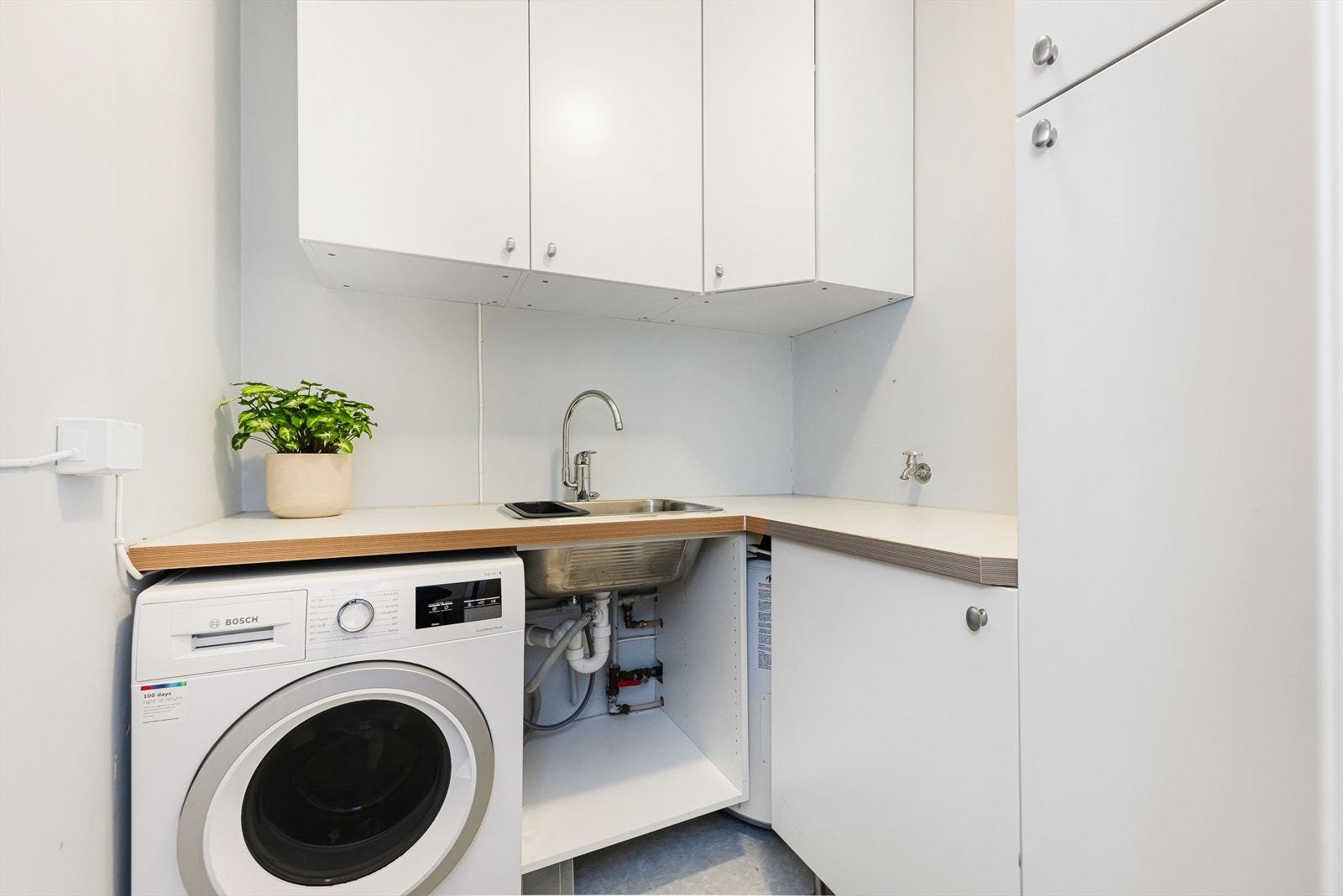 Eget vaskerom med vaskesone, oppbevaring og plass til vaskemaskin! Galleribilde