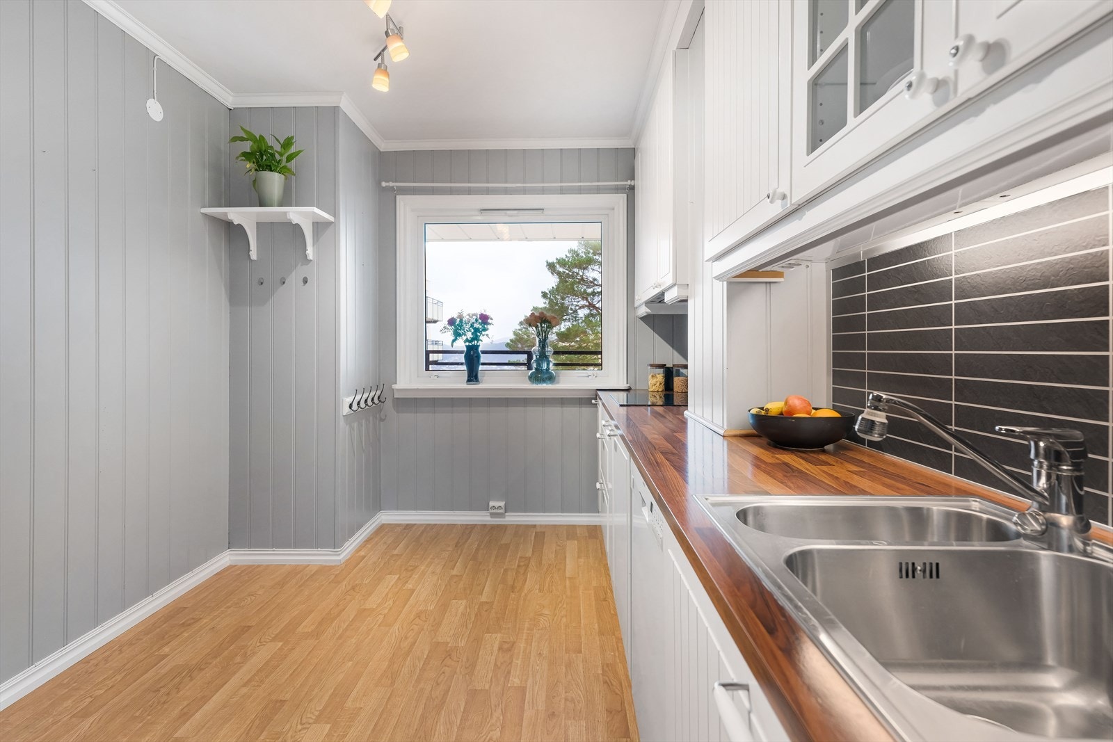 Godt lys fra vinduet skaper behagelige kjøkken omgivelser. Galleribilde