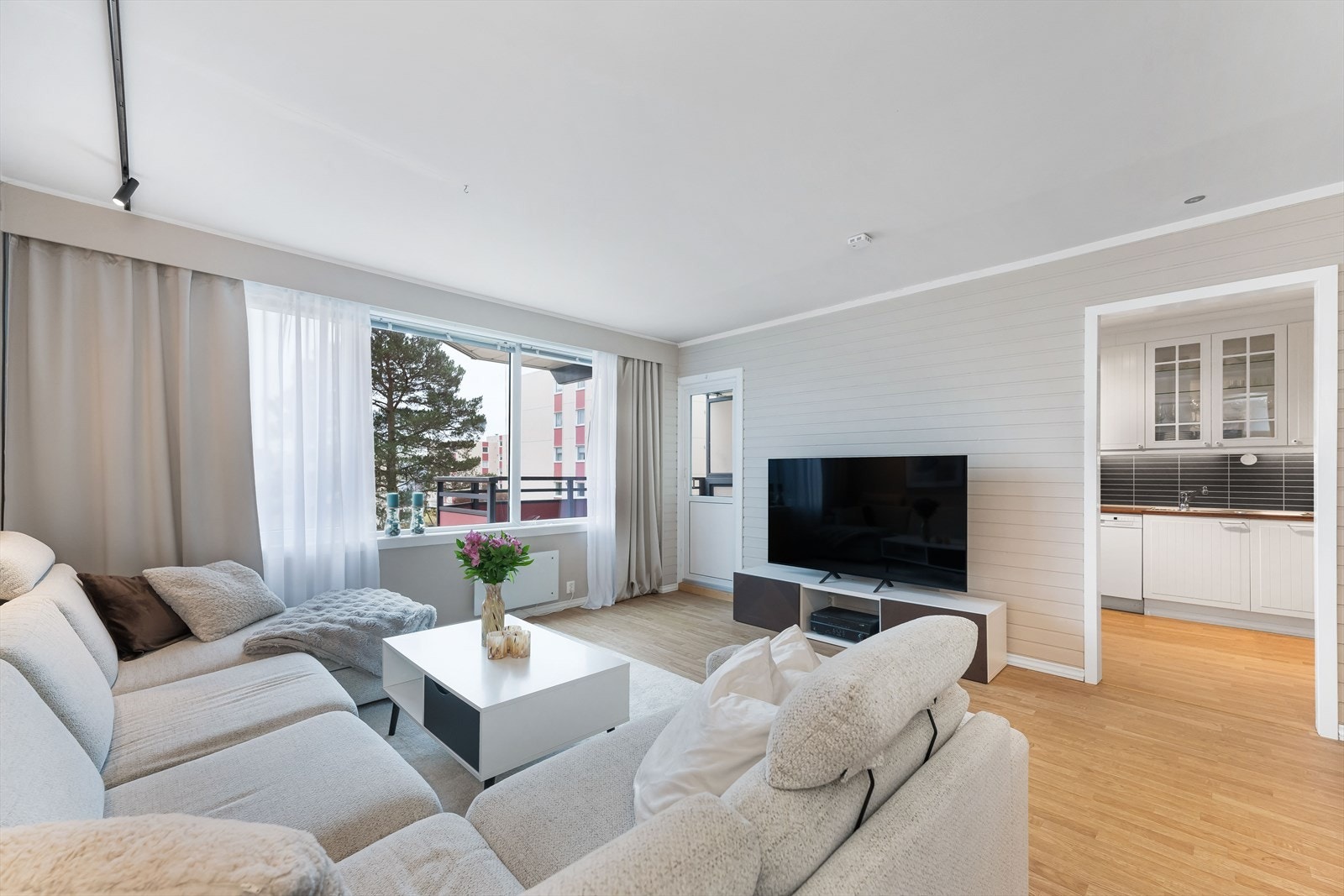 Inngang til separat kjøkken og utgang til balkong fra stuen! Galleribilde