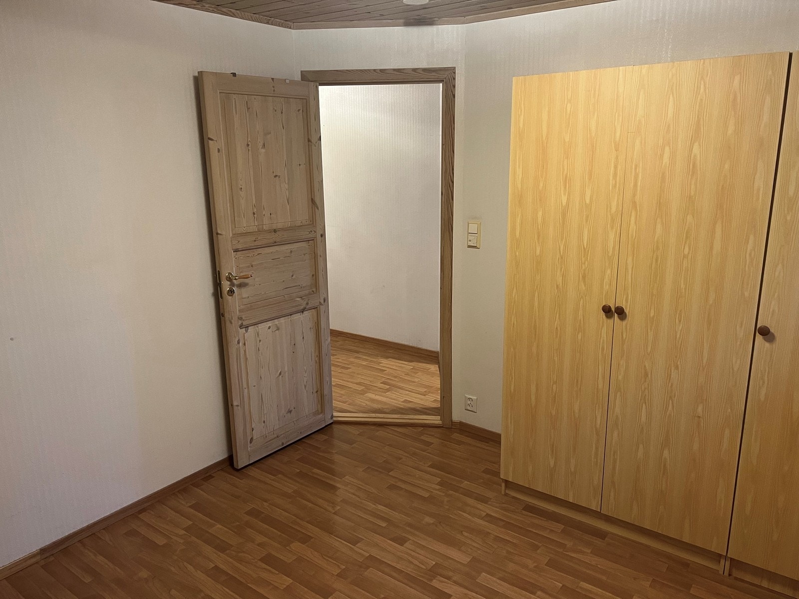 Soverom har godt med skapplass Galleribilde