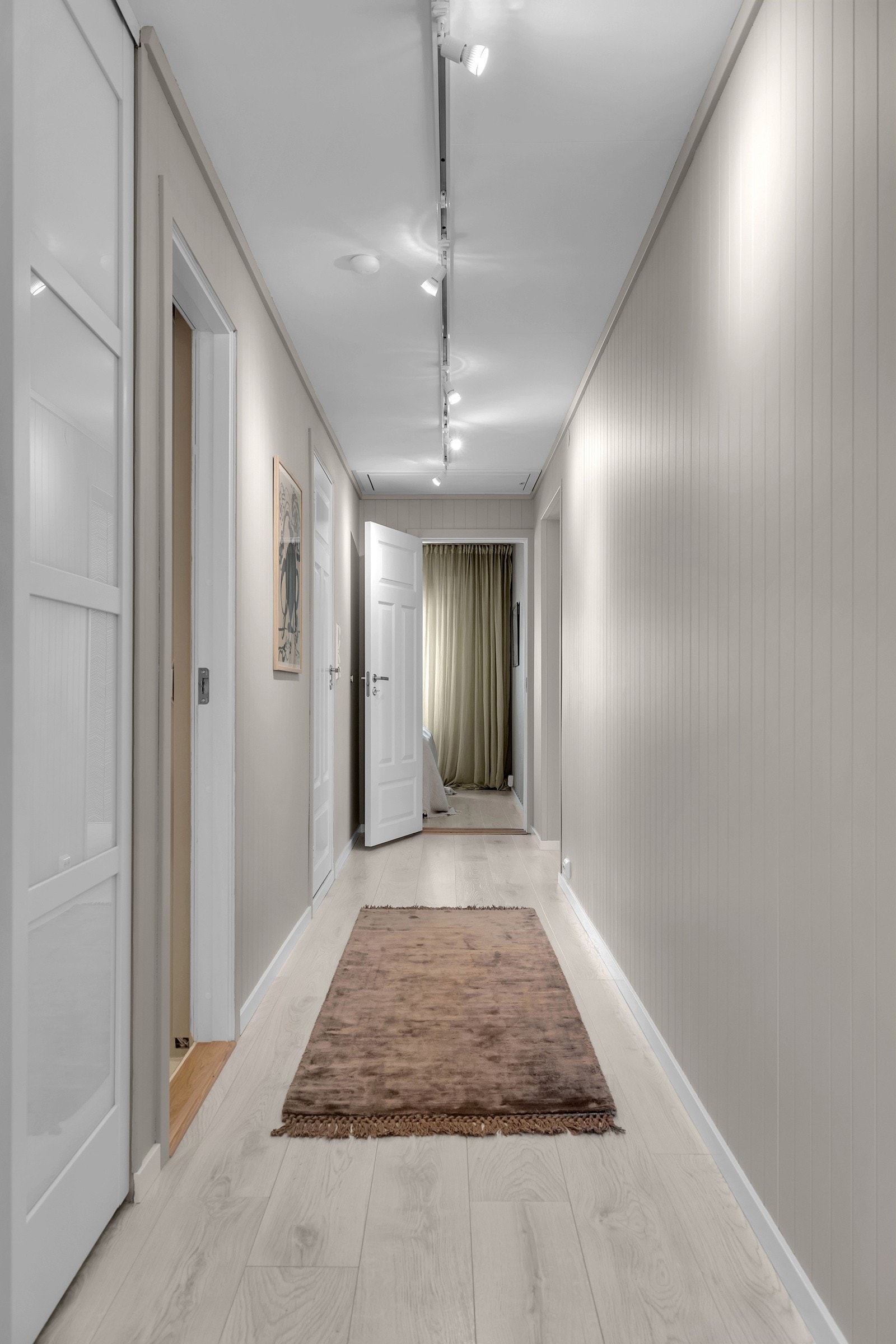 Gangen leder deg til gjestetoalett, hovedbad og soverom Galleribilde