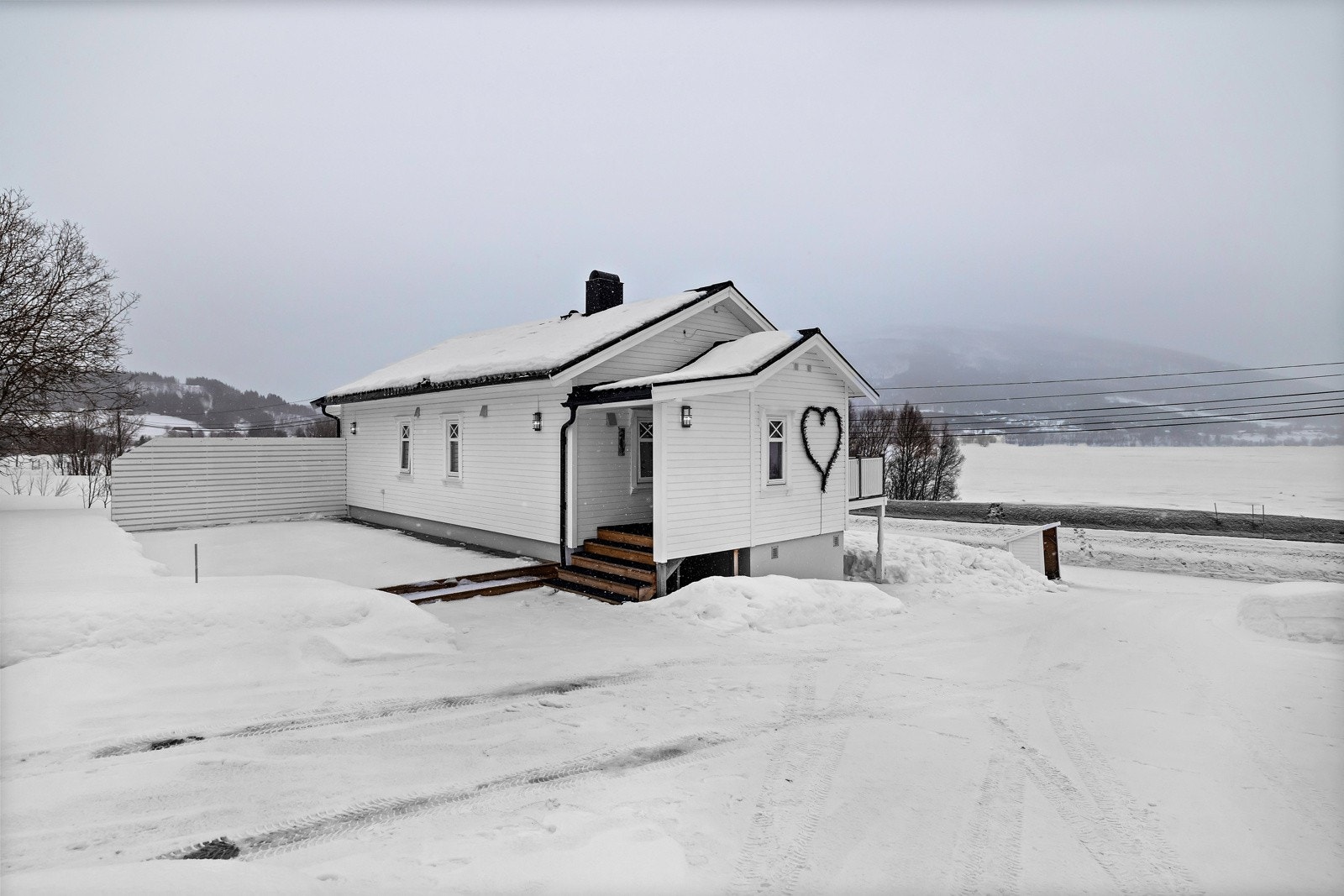 Boligen er plassert på en stor og pent opparbeidet tomt på nesten 2mål Galleribilde