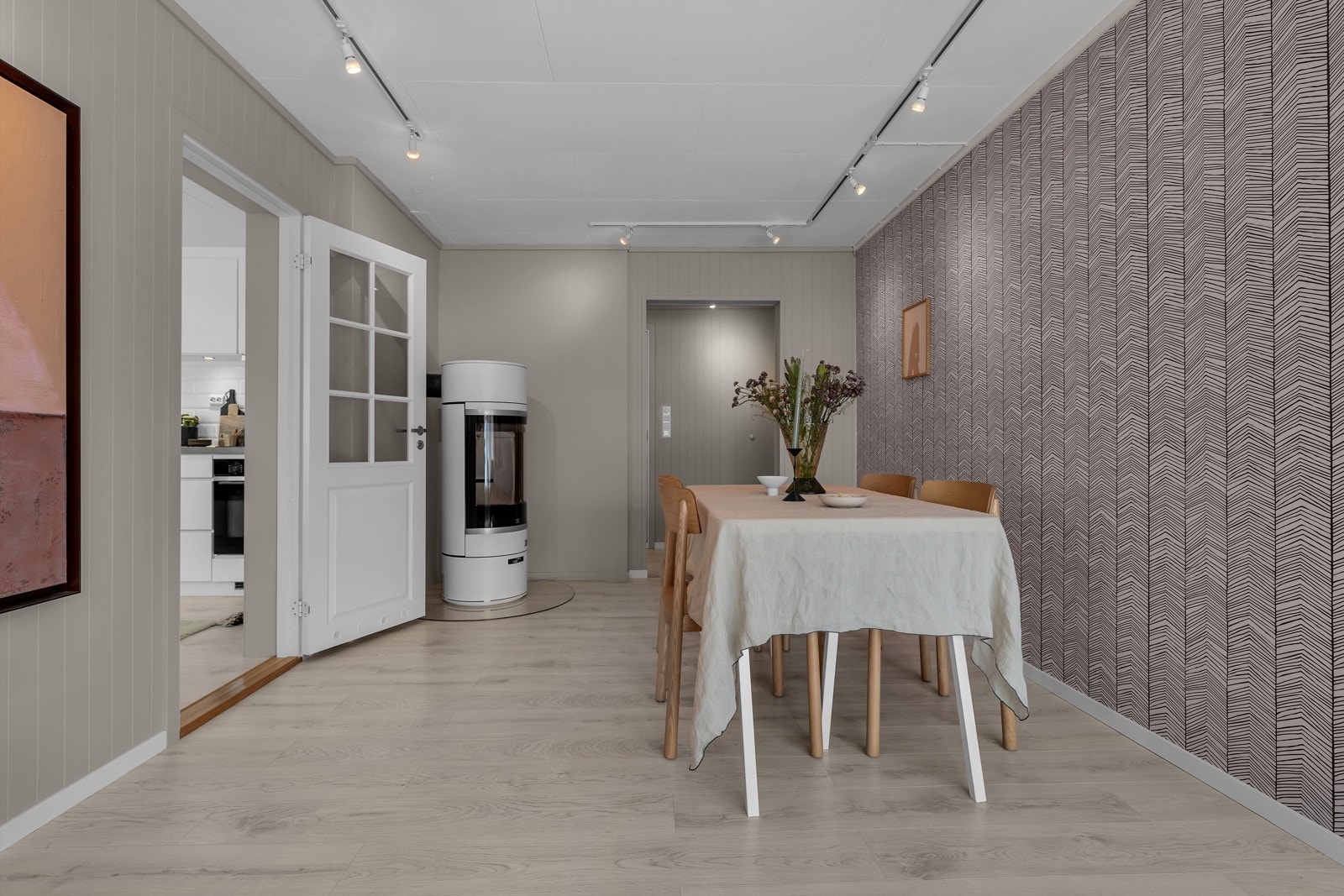 Utenfor kjøkkenet finner du god plass til spisestue Galleribilde