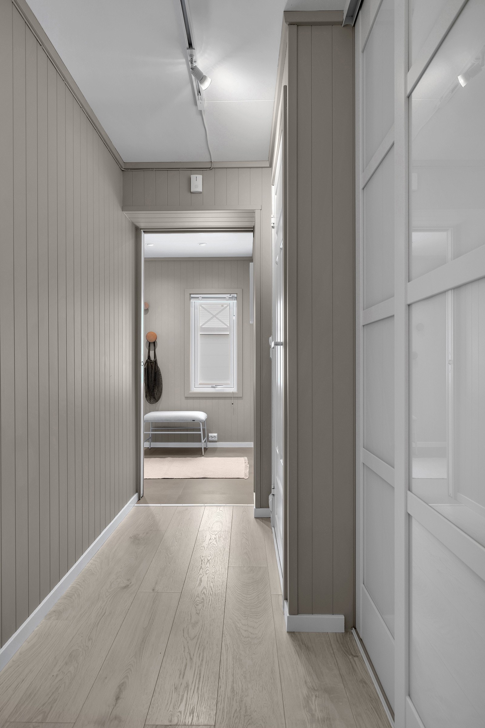 Fra inngangspariet ledes du til gjestetoalett, soverom og til stue- og kjøkken Galleribilde