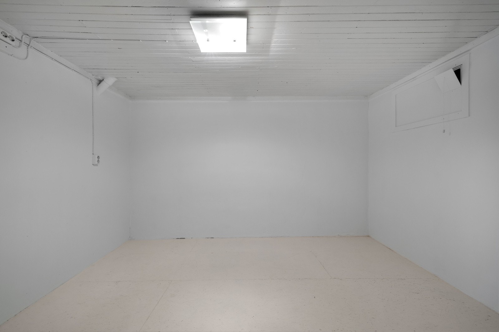 Innenfor kjellerstua har du en stor bod på ca. 9m2 Galleribilde