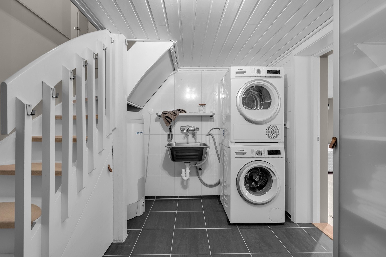 Underetasjen er dedikert til vaskerom, stue og rikelig med lagringsplass Galleribilde