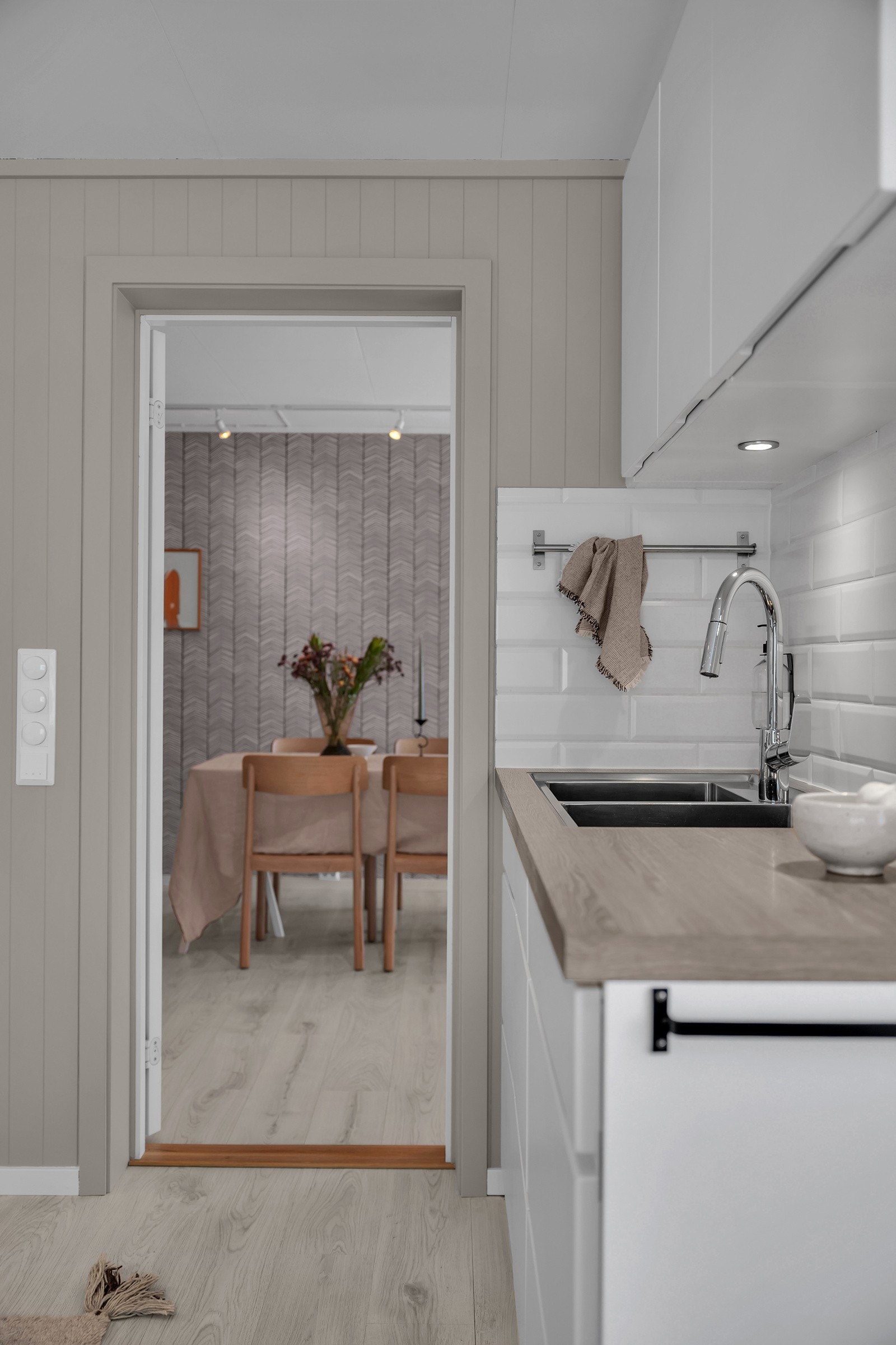 Kjøkkenet er pent og moderne. Rikelig med skap- og benkeplass Galleribilde