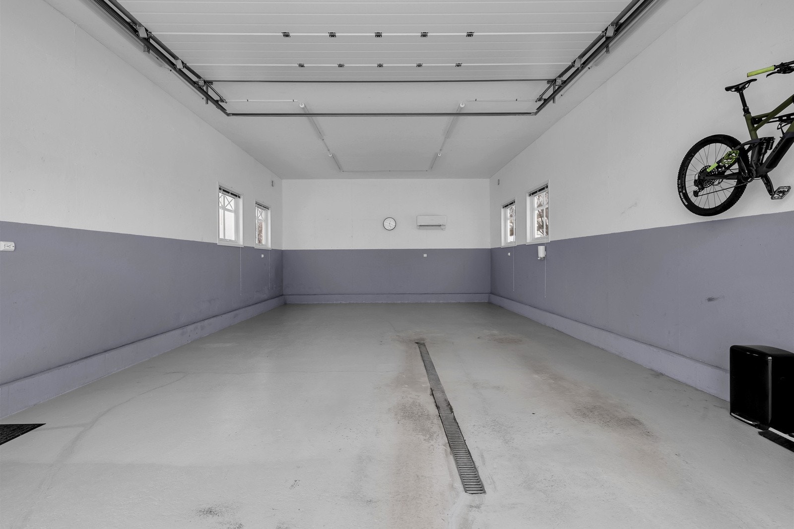 For den som er glad i oppholde seg i garasjen kan man knapt be om mer; 65m2, isolert, varmepumpe m.m. Galleribilde