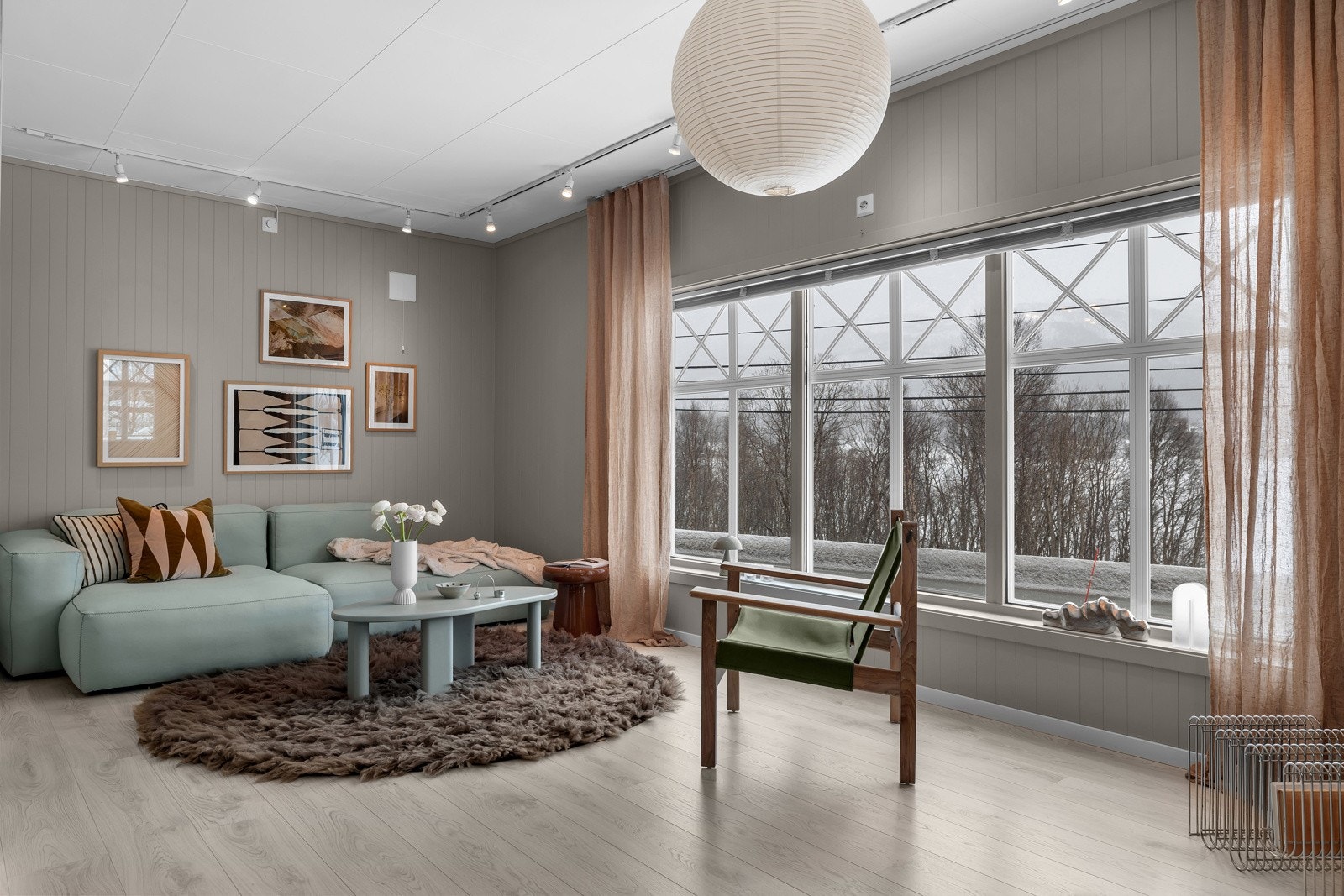 Her er det store vinduer som gir flott ustikt mot sjø og fjell Galleribilde