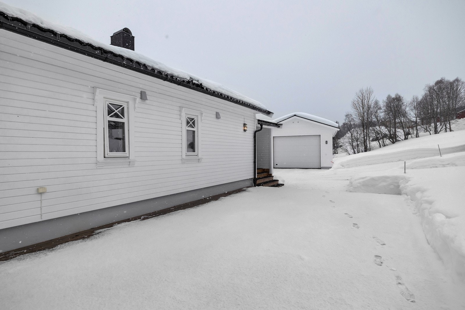 Nordbotnvegen 10 har en fantastisk garasje på hele 65m2 med ca. 4 meters takhøyde Galleribilde