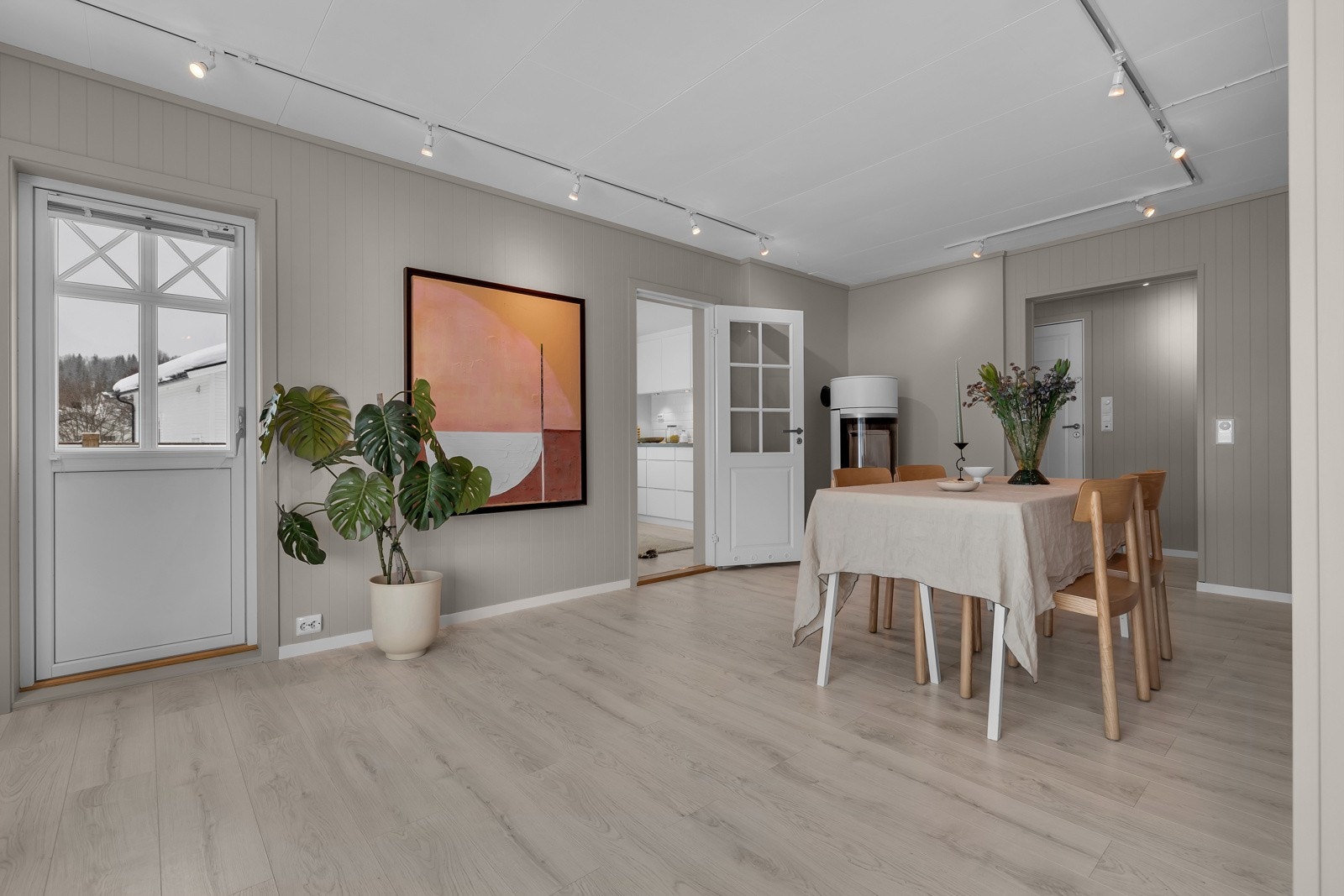 Fra stua er det utgang til veranda Galleribilde