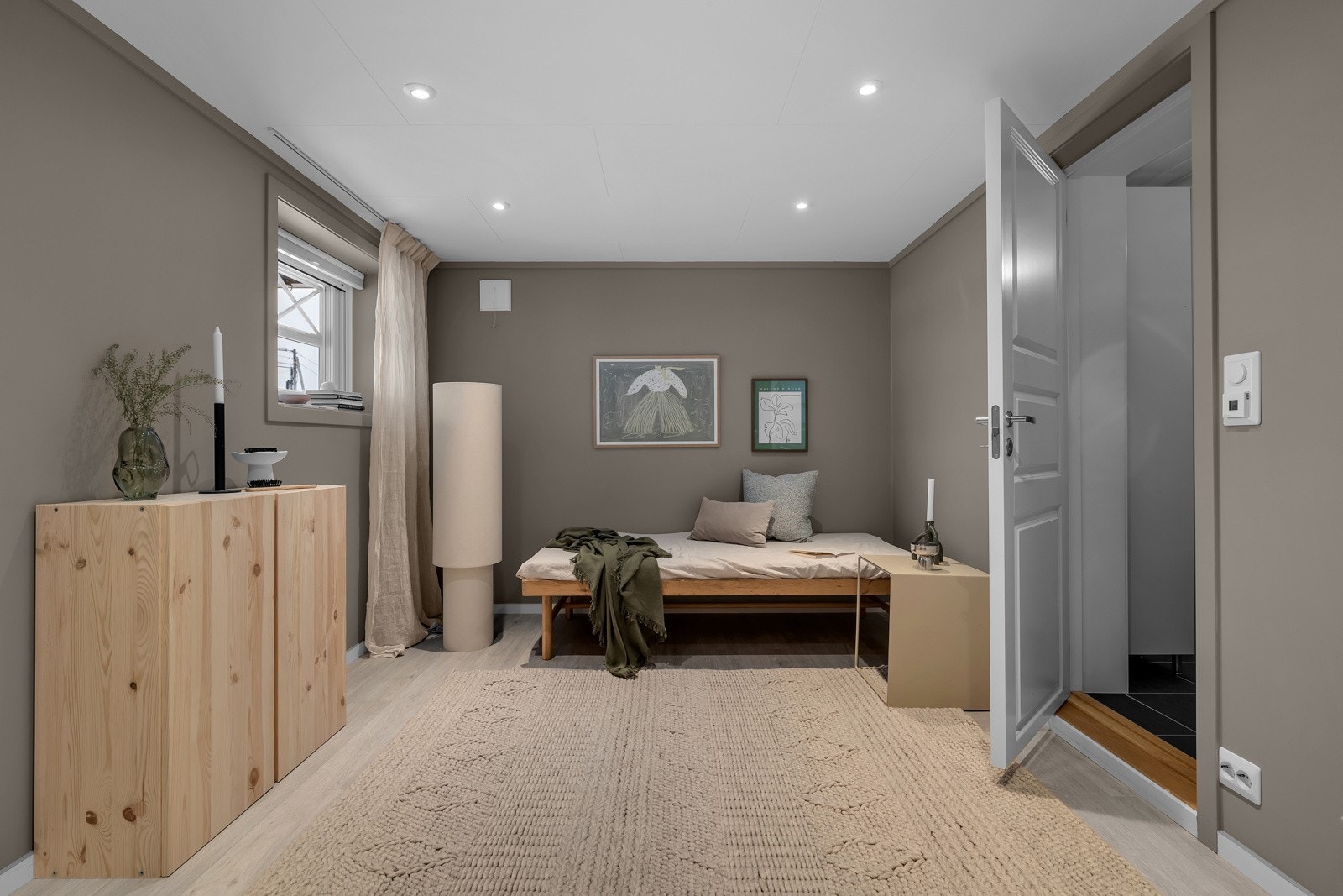 Stua i underetasjen er innbydende og svært koselig! En aldeles super plass for ungene! Galleribilde