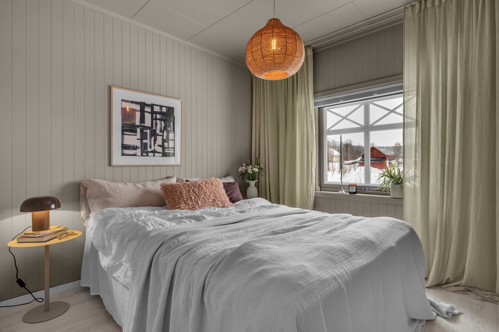 Soverom 2 ligger i enden av gangen og er på ca. 8m2 Galleribilde