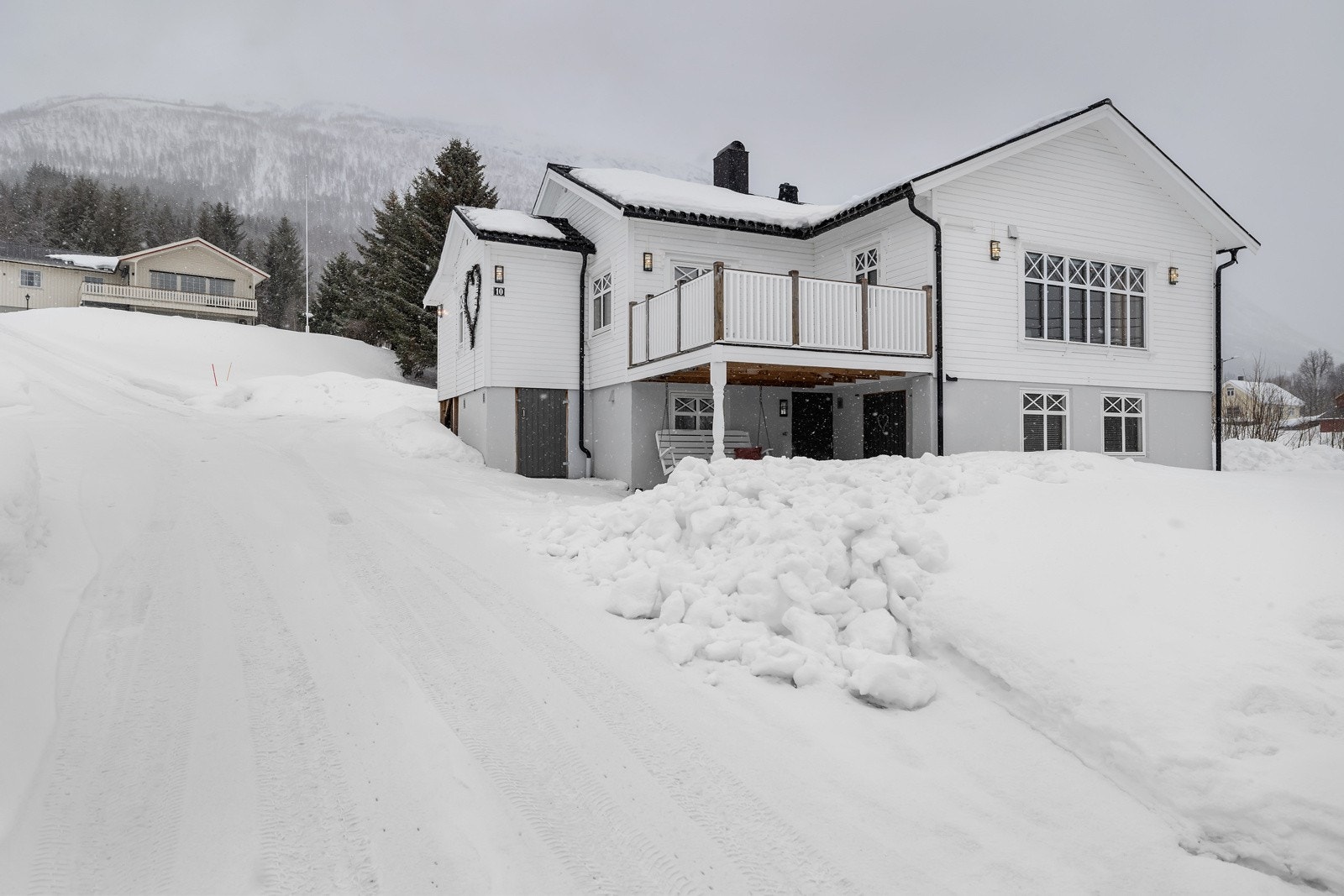 Nordbotnvegen 10 er en fin og mye oppgradert enebolig med svært stor garasje, rikelig med boltreplass og landlig beliggenhet Galleribilde