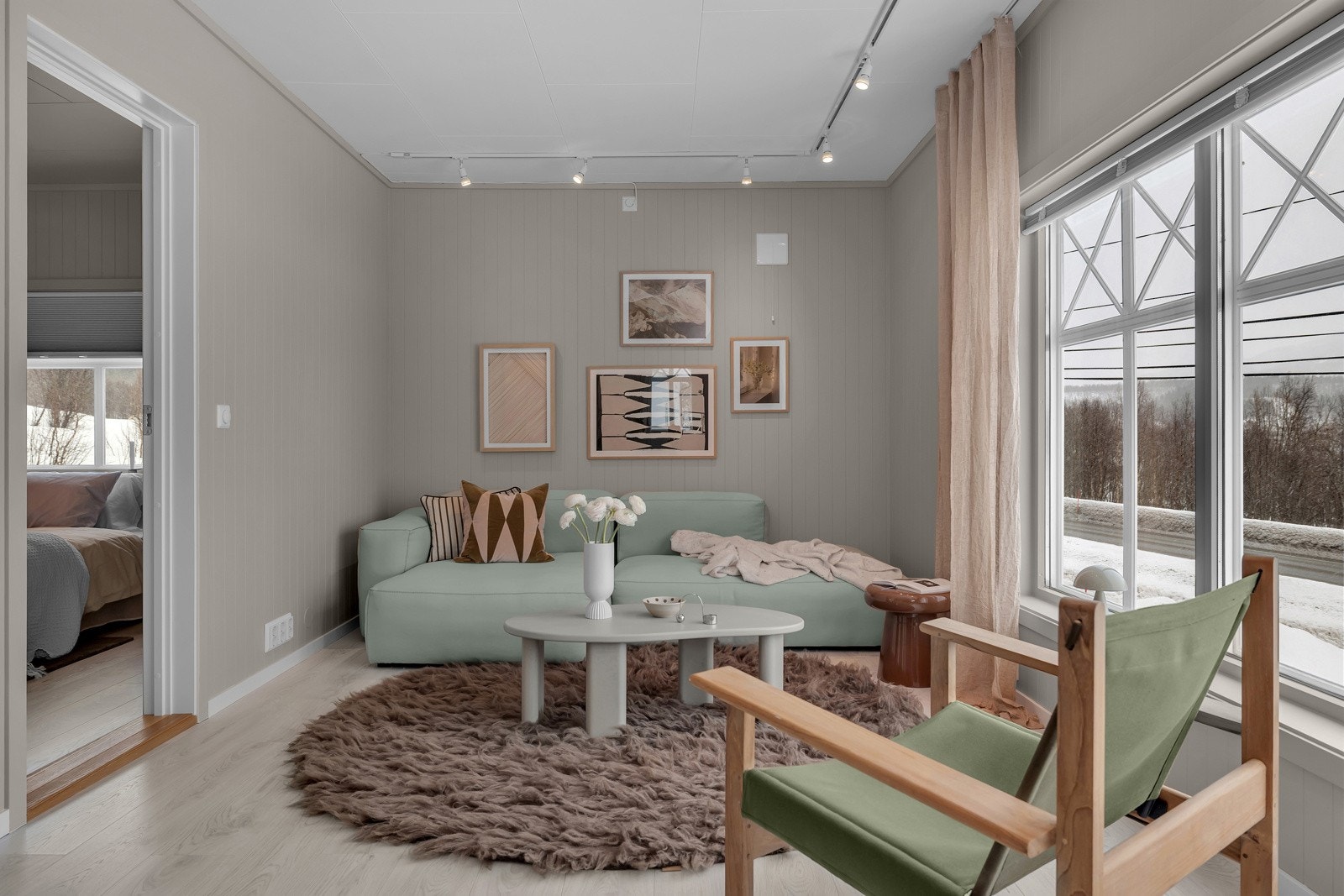 Innenfor dagligstua finner du et fint soverom på ca. 8m2 Galleribilde