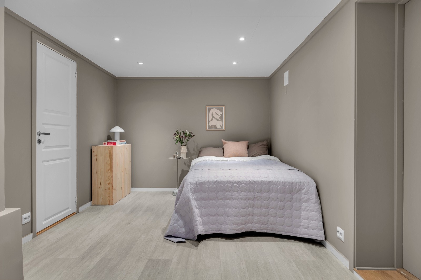 Her er det rikelig med plass til møblement da rommet er på ca. 15.5m2 Galleribilde