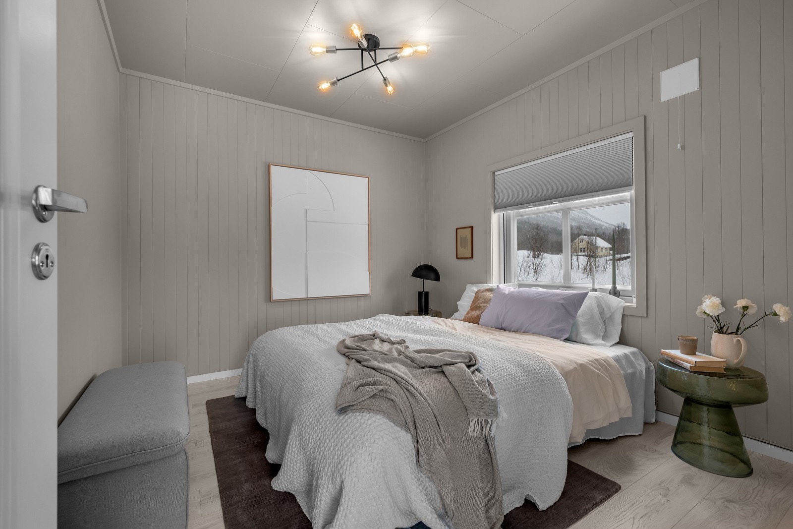 Innenfor dagligstua finner du et koselig soverom Galleribilde