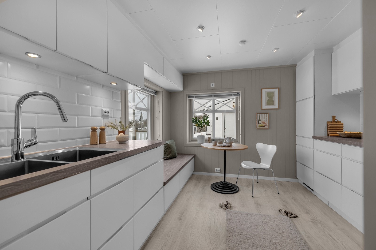 Kjøkkenet er ca. 10m2 stort så her finner du plass en koselig spisesplass Galleribilde