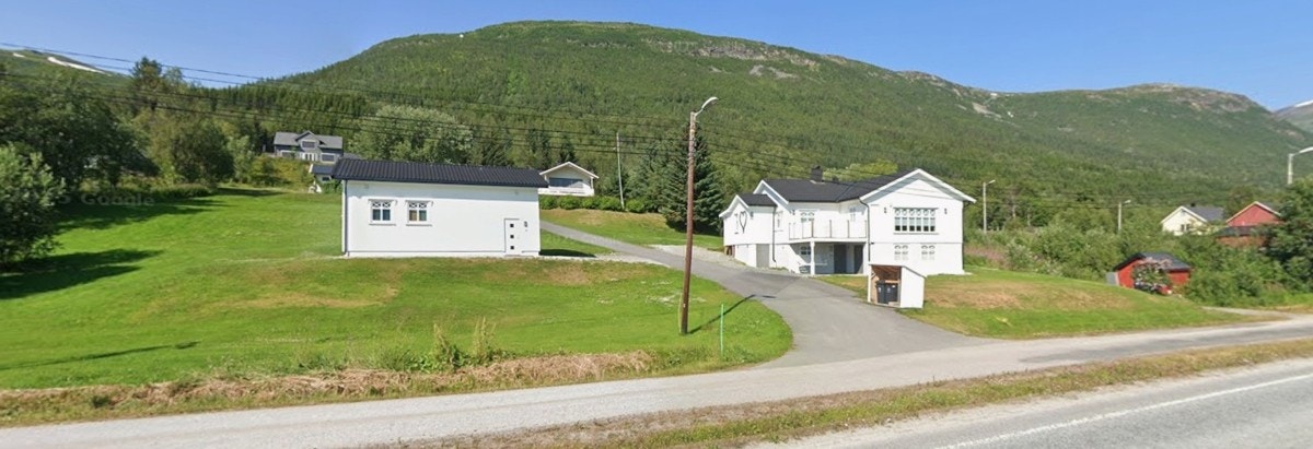 Tomten er pent opparbeidet og er på nesten 2 mål, noe som gir rikelig med boltreplass Galleribilde