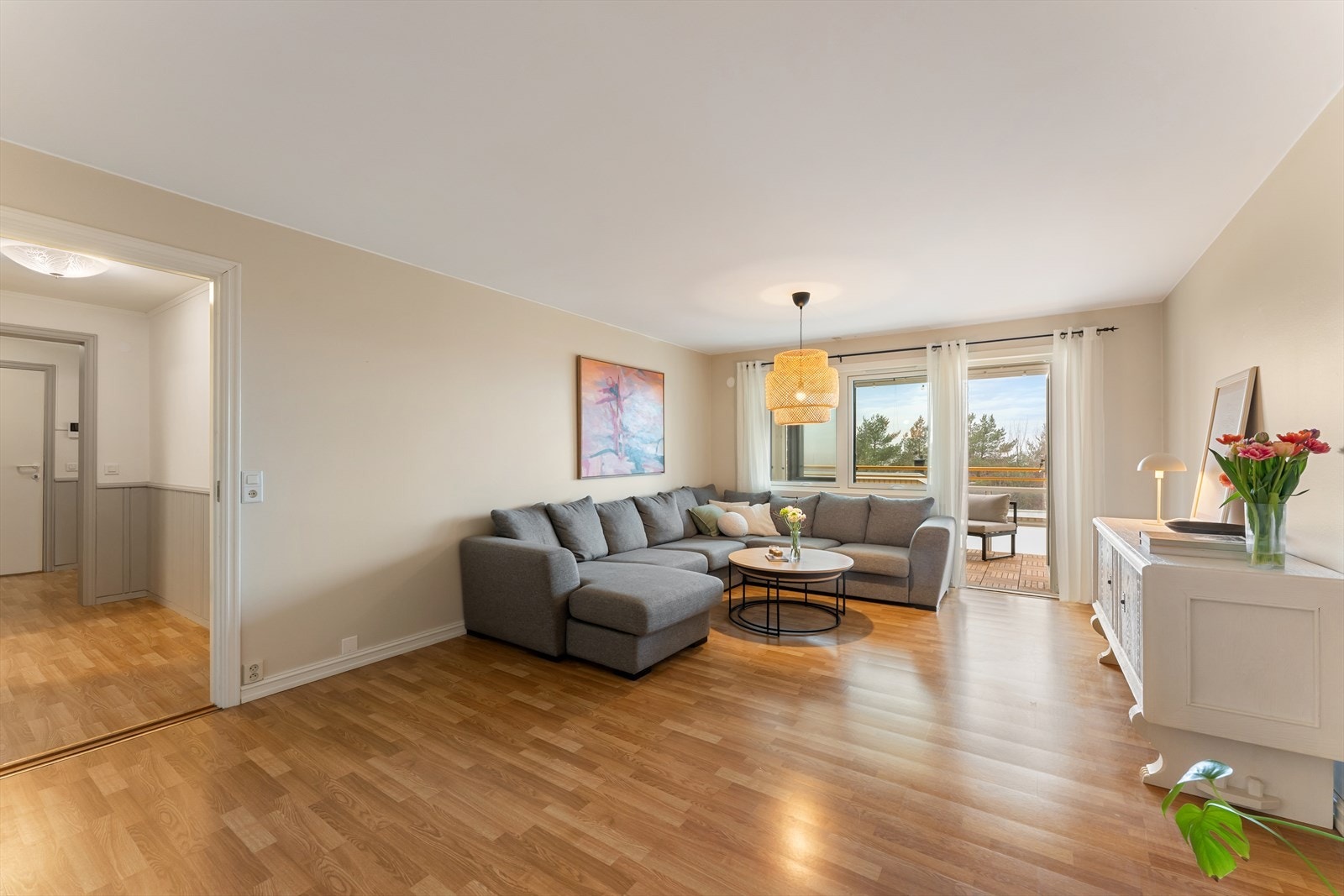 Romslig stue med god plass til sofagruppe og annet møblement. Nye vinduer i hele leiligheten i 2023. Galleribilde