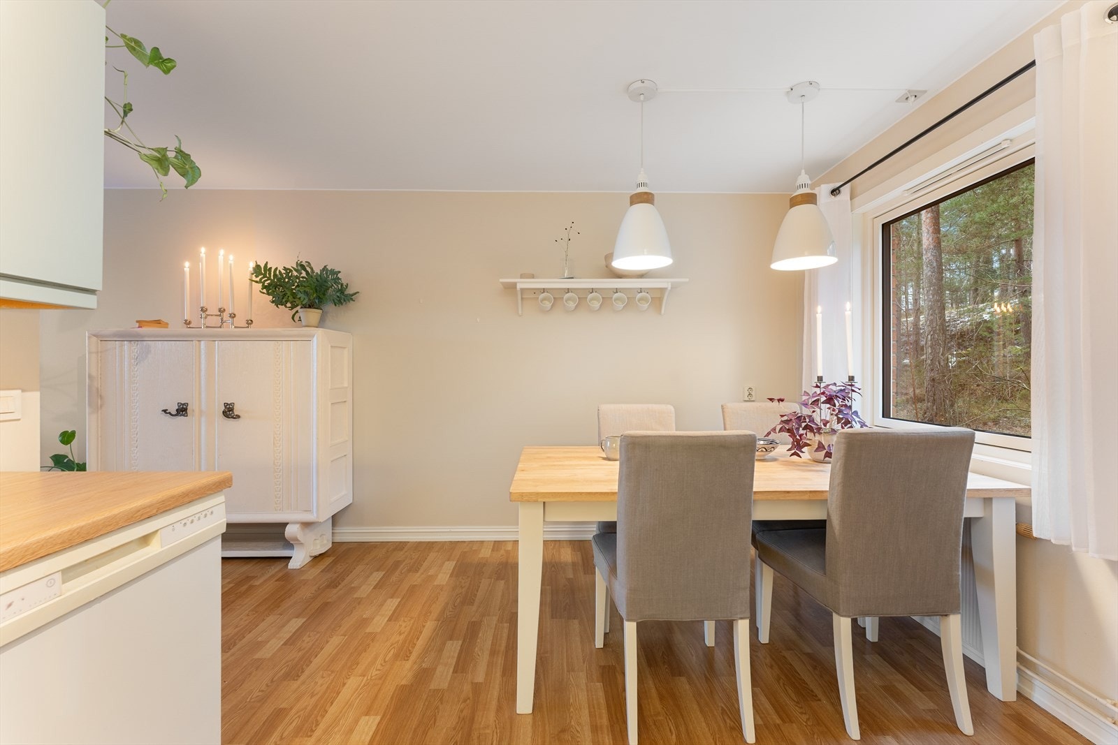 Et hyggelig og sosialt rom med utsikt til grøntarealer. Plass til å dekke opp med langbord om ønskelig. Galleribilde