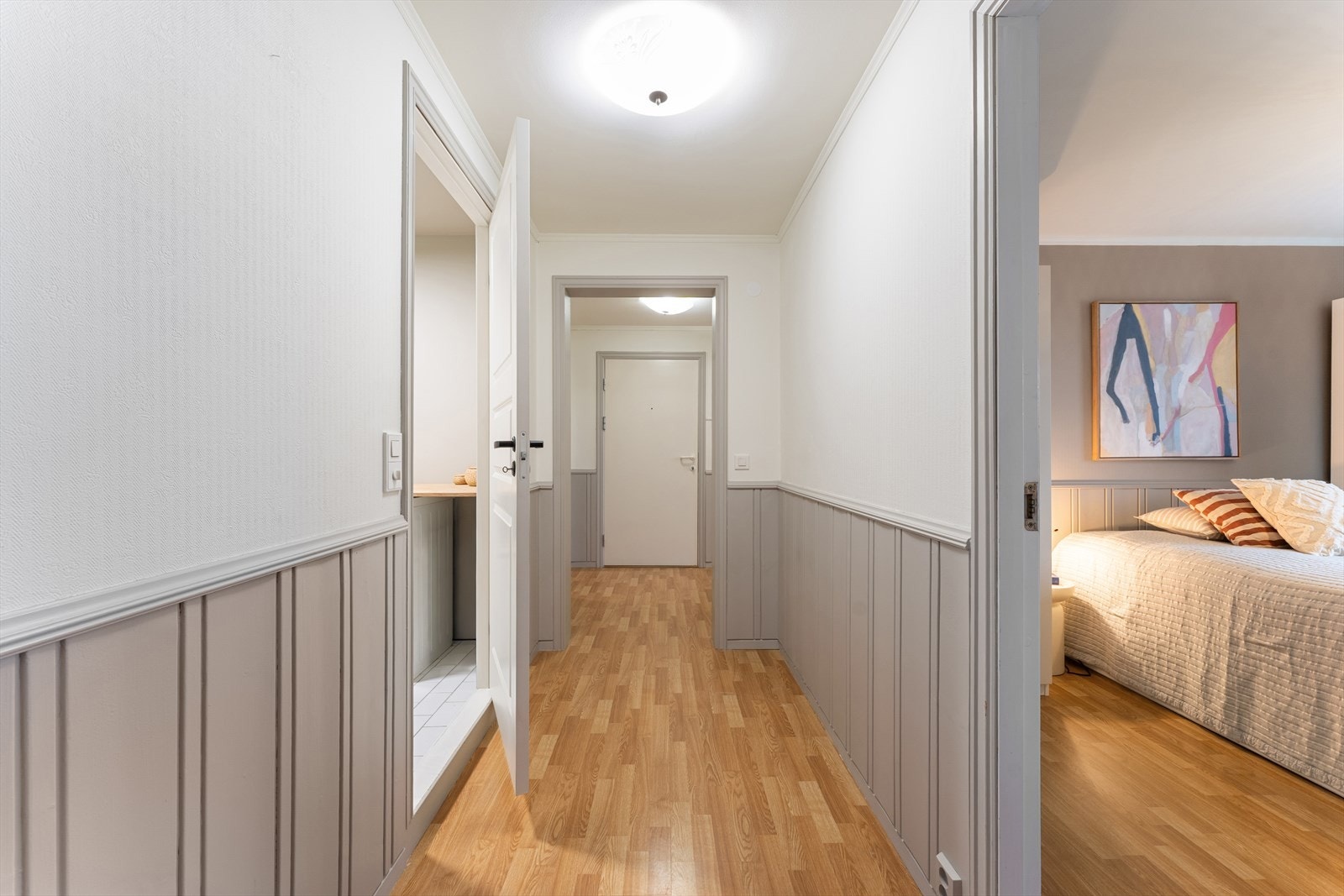 Den andre delen av leiligheten har tre rom innredet som soverom og et stort bad. Galleribilde