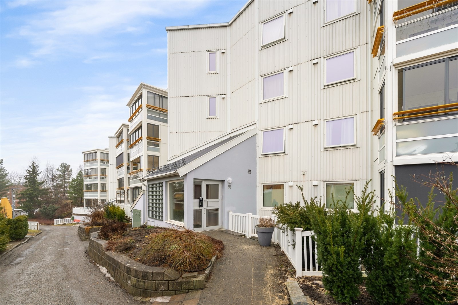 Et veletablert og rolig boligområde med kort vei til marka, fjorden, Holmlia senter og togstasjon -noe som gir en enkel og komfortabel hverdag med gode kollektivforbindelser. Galleribilde