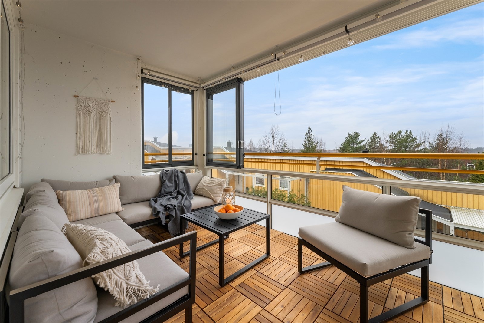 Vestvendt innglasset balkong på ca. 10 kvm. Fine solforhold og med solnedgang om sommeren. Nye treheller i 2025. Galleribilde