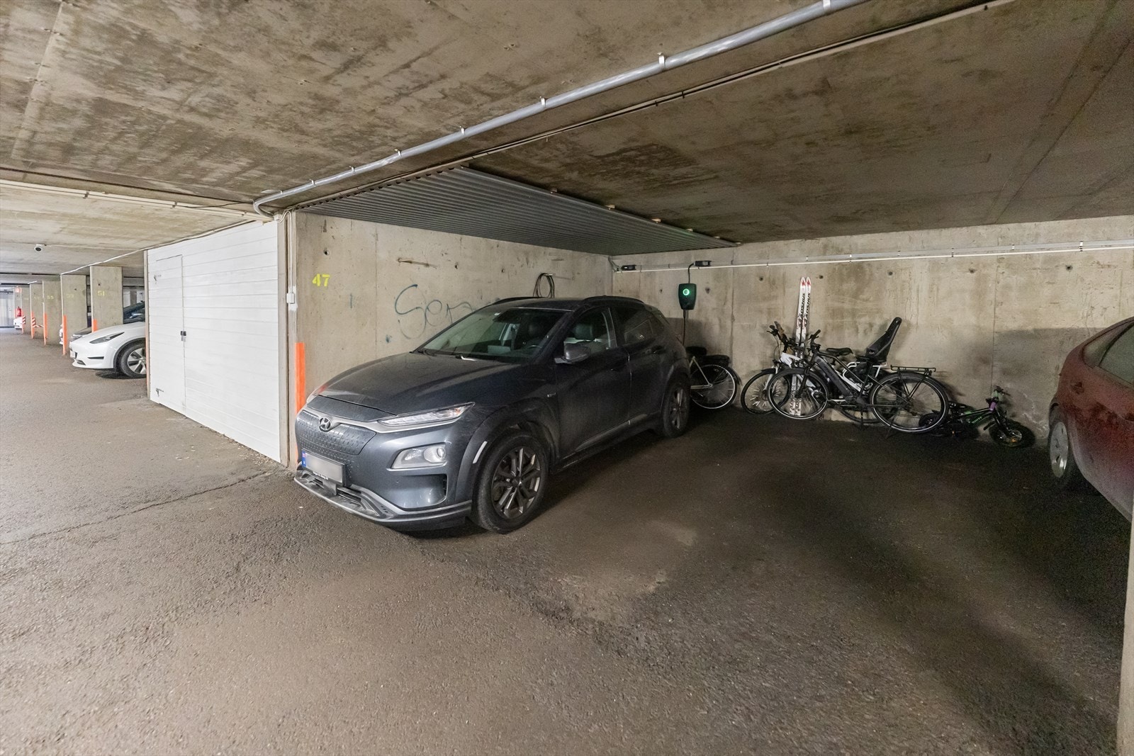 Leiligheten disponerer garasjeplass for en bil, i felles garasjeanlegg. Galleribilde