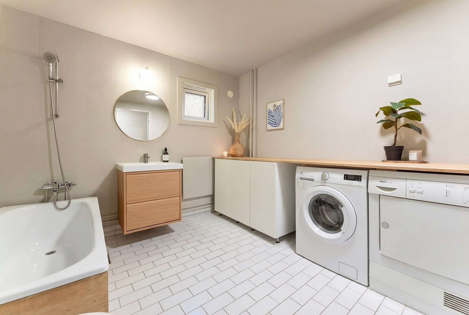 Rikelig med benkeplass og meget praktisk både for avlastning og klesvask. Varmekabler i gulv og og opplegg for både vaskemaskin og tørketrommel. Galleribilde