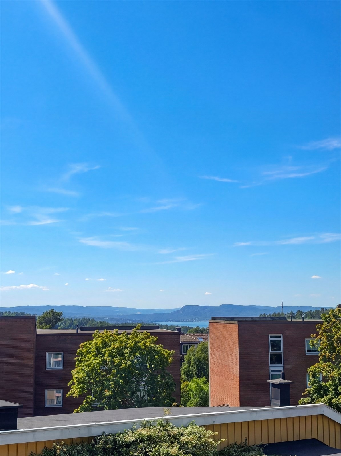 Utsikt vestover til fjorden og videre mot Kolsåstoppen. Galleribilde