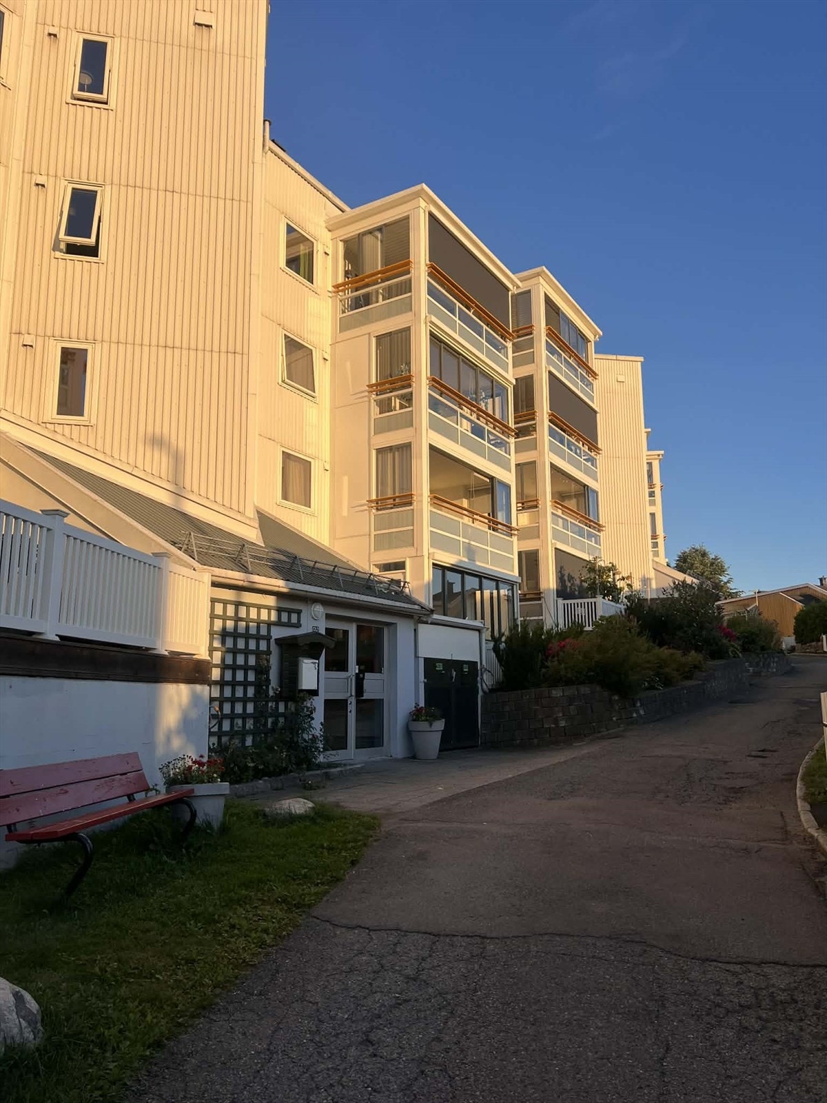 Legg merke til kveldssolen på bygget og inn på balkong om sommeren. Galleribilde