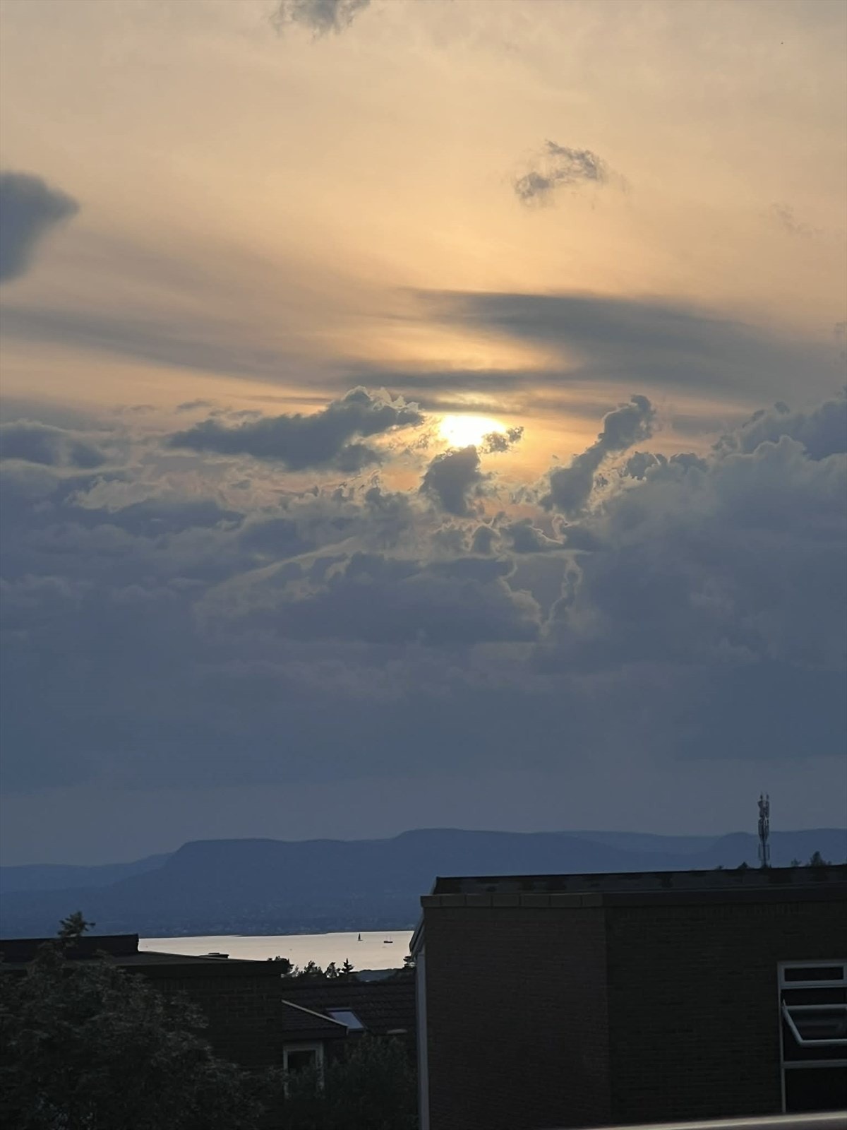 Utsikt vestover til fjorden og videre mot Kolsåstoppen. (Selgers bilde) Galleribilde