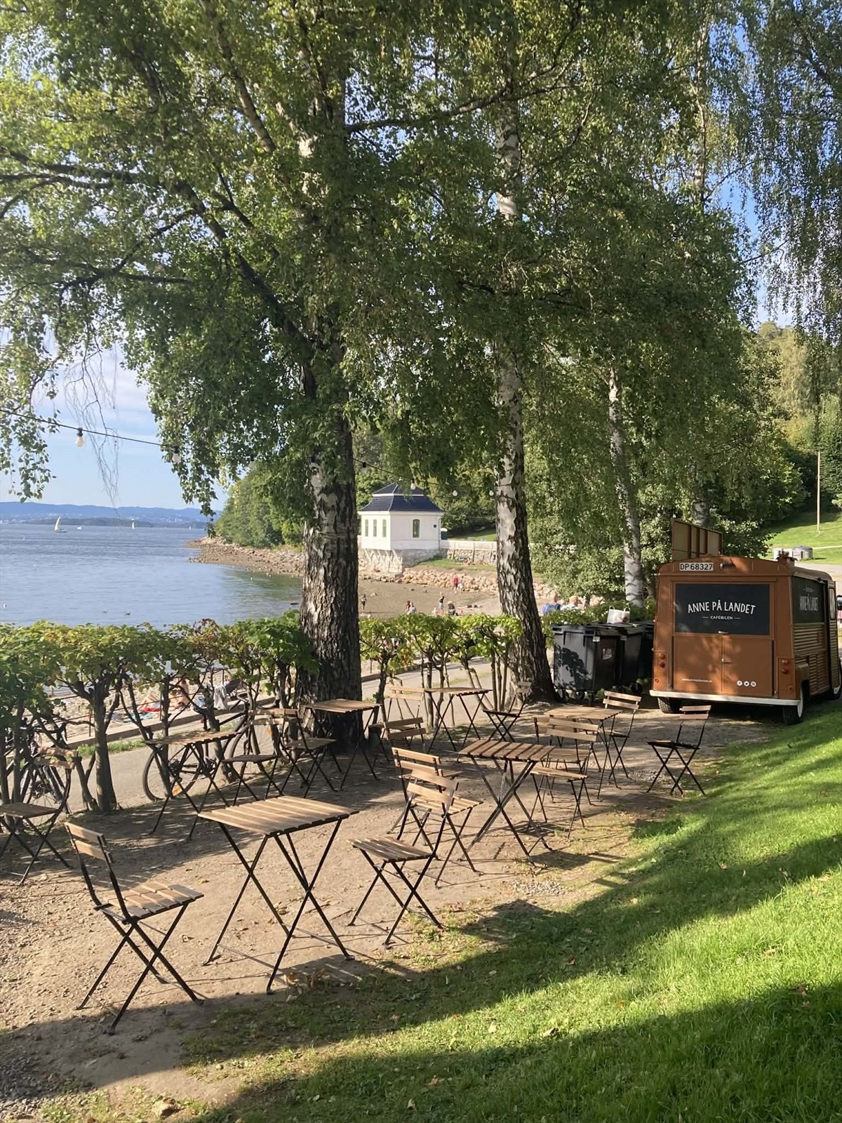 Ca. 5 min kjøretur/3 km til Hvervenbukta. Galleribilde