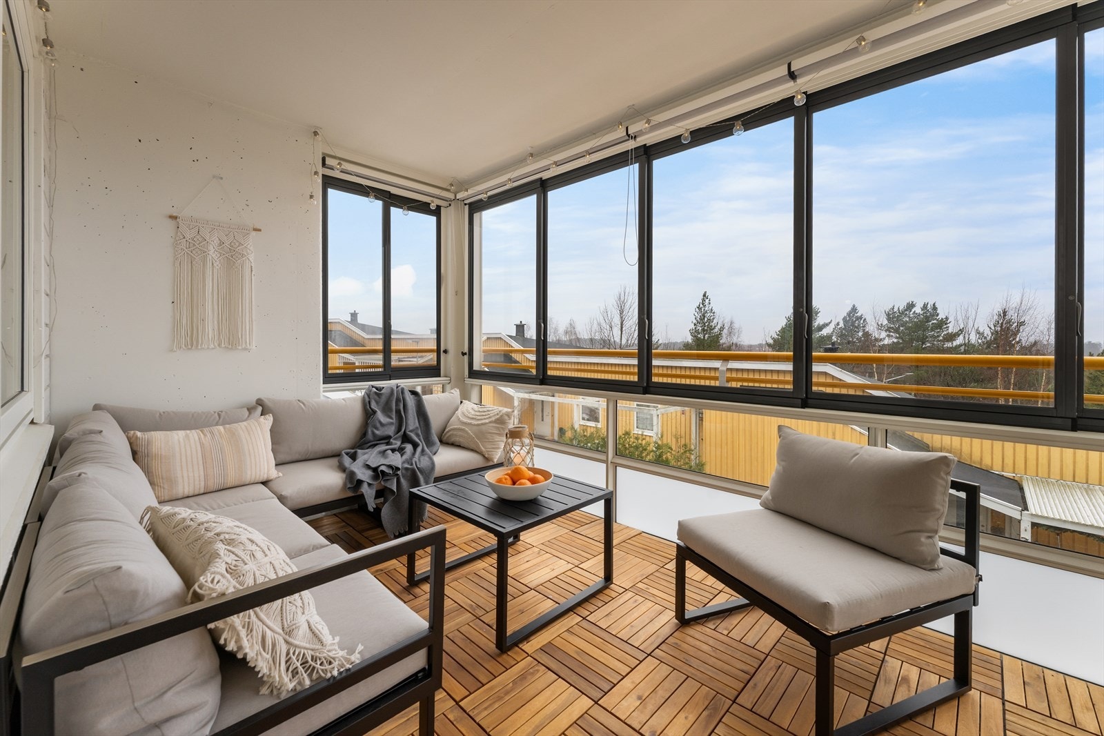 Legg merke til glasset som kan skyves igjen - Balkongen kan fungere som en fin forlengelse av stuen store deler av året. Galleribilde