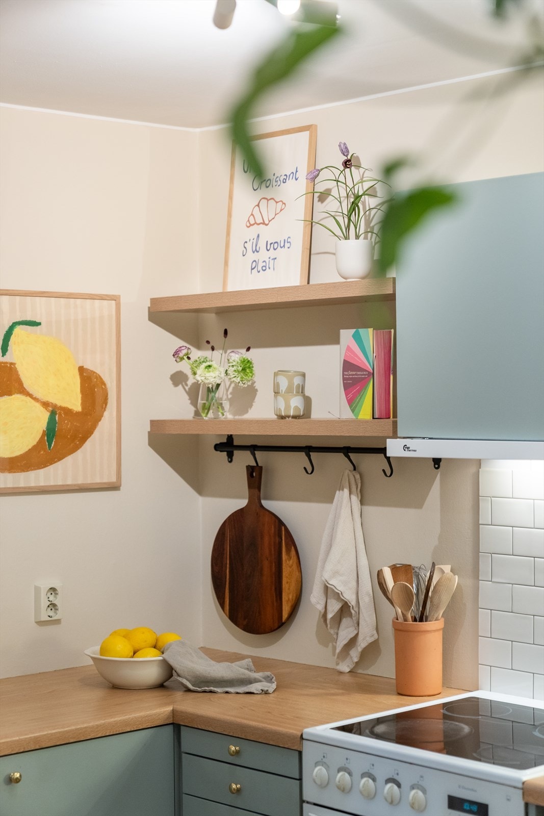 Kjøkkenet har slette fronter, laminat benkeplate og kum i plastkompositt. Opplegg for oppvaskmaskin. Galleribilde