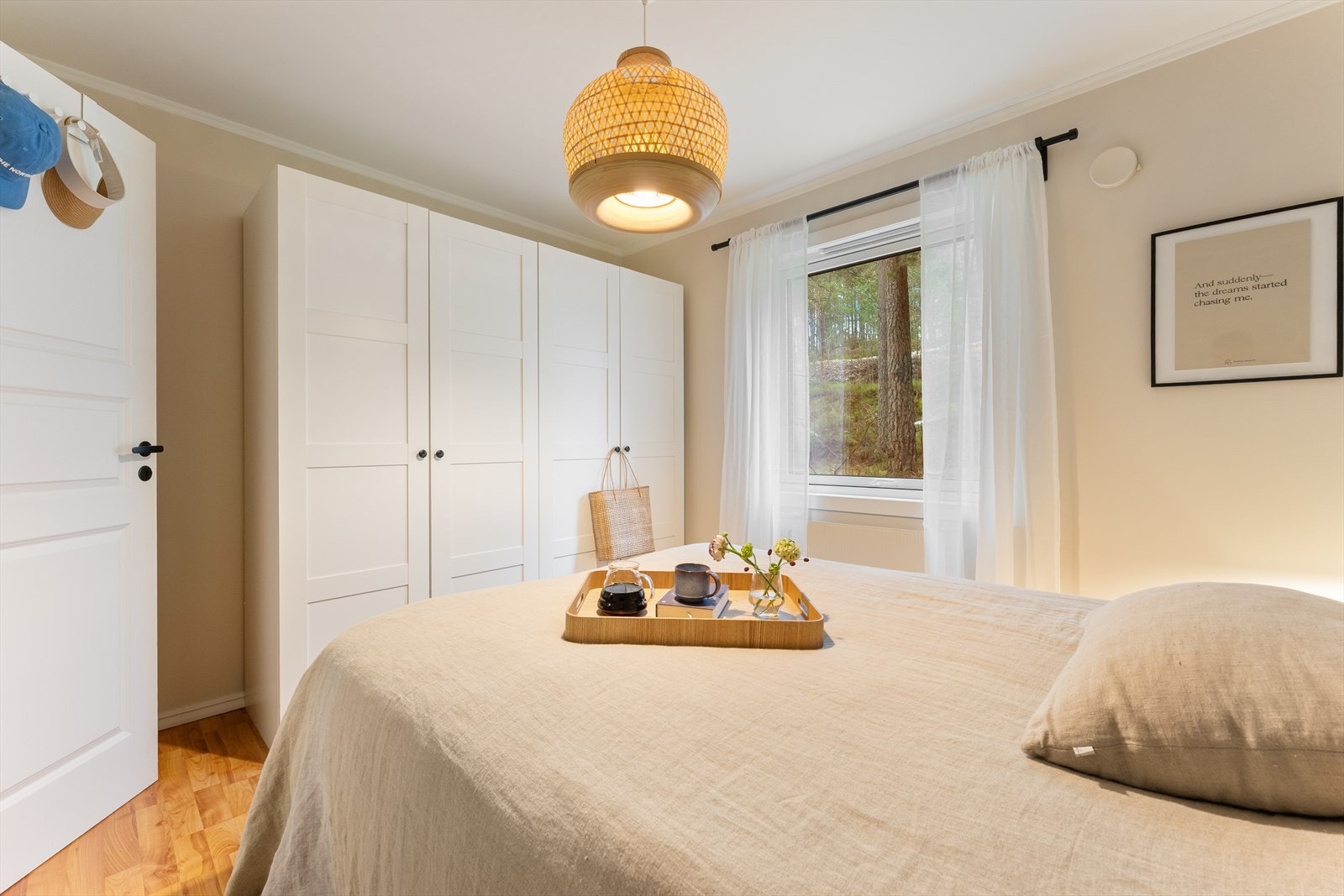 Utstyrt med stor garderobe. Galleribilde